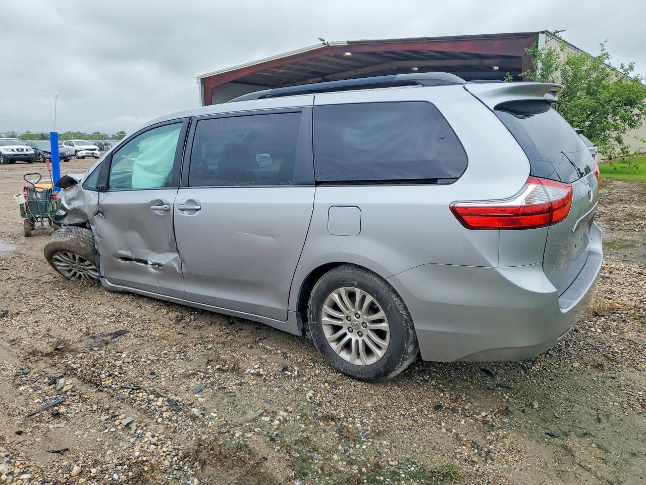 2015 Toyota Sienna Xle 8-passenger Silver vin: 5TDYK3DCXFS578096