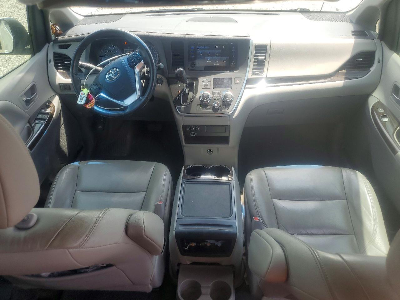 2015 Toyota Sienna Xle 8-passenger White vin: 5TDYK3DCXFS612442