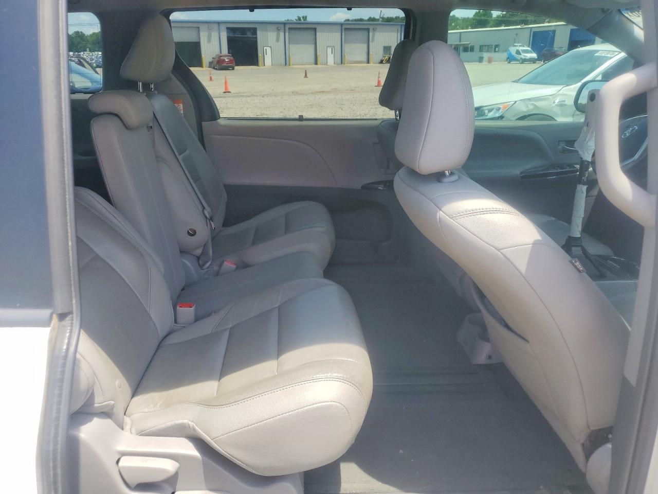2015 Toyota Sienna Xle 8-passenger White vin: 5TDYK3DCXFS612442