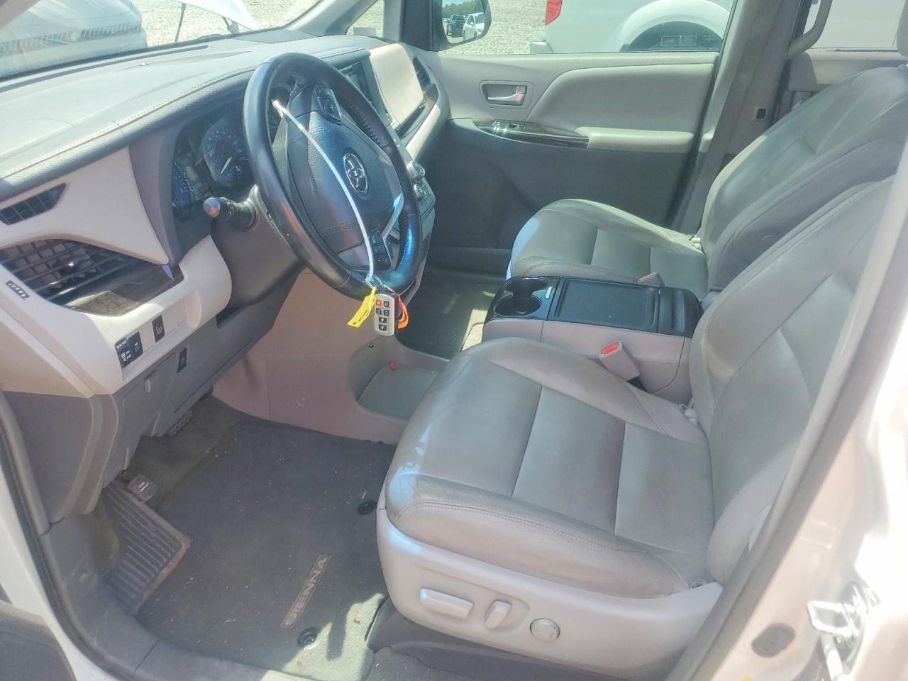 2015 Toyota Sienna Xle 8-passenger White vin: 5TDYK3DCXFS612442