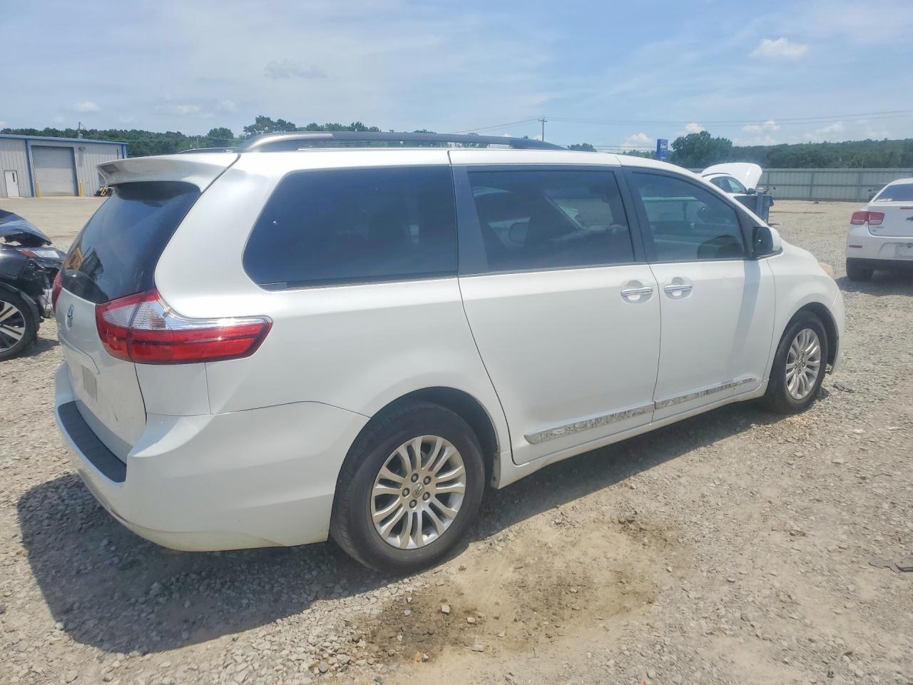 2015 Toyota Sienna Xle 8-passenger White vin: 5TDYK3DCXFS612442