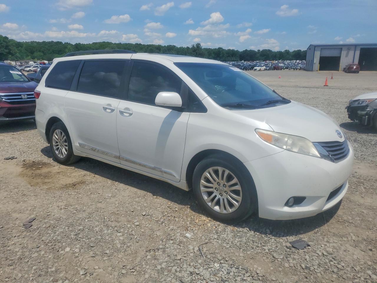 2015 Toyota Sienna Xle 8-passenger White vin: 5TDYK3DCXFS612442