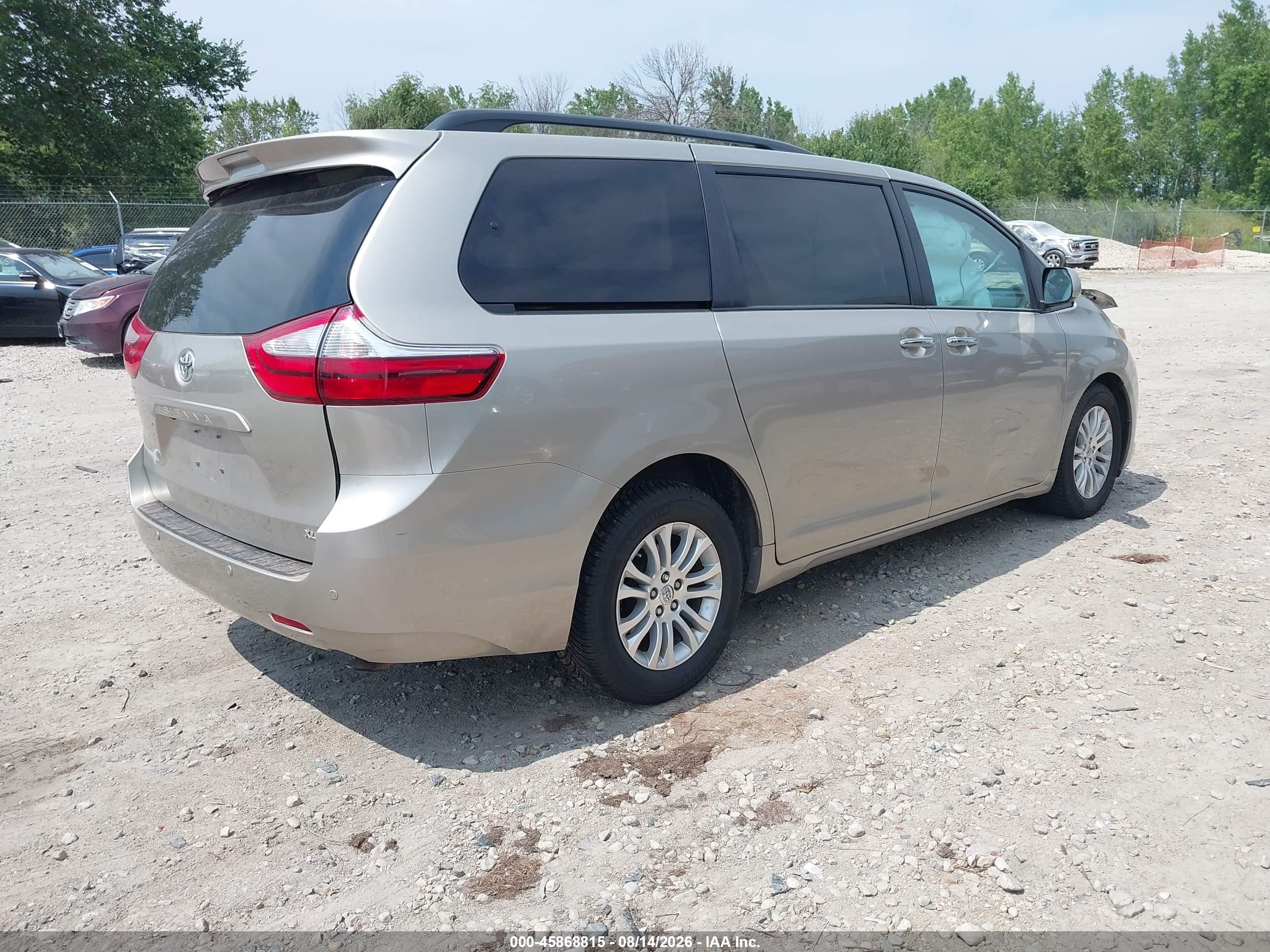 2015 Toyota Sienna Xle 8 Passenger Золотой vin: 5TDYK3DCXFS646154