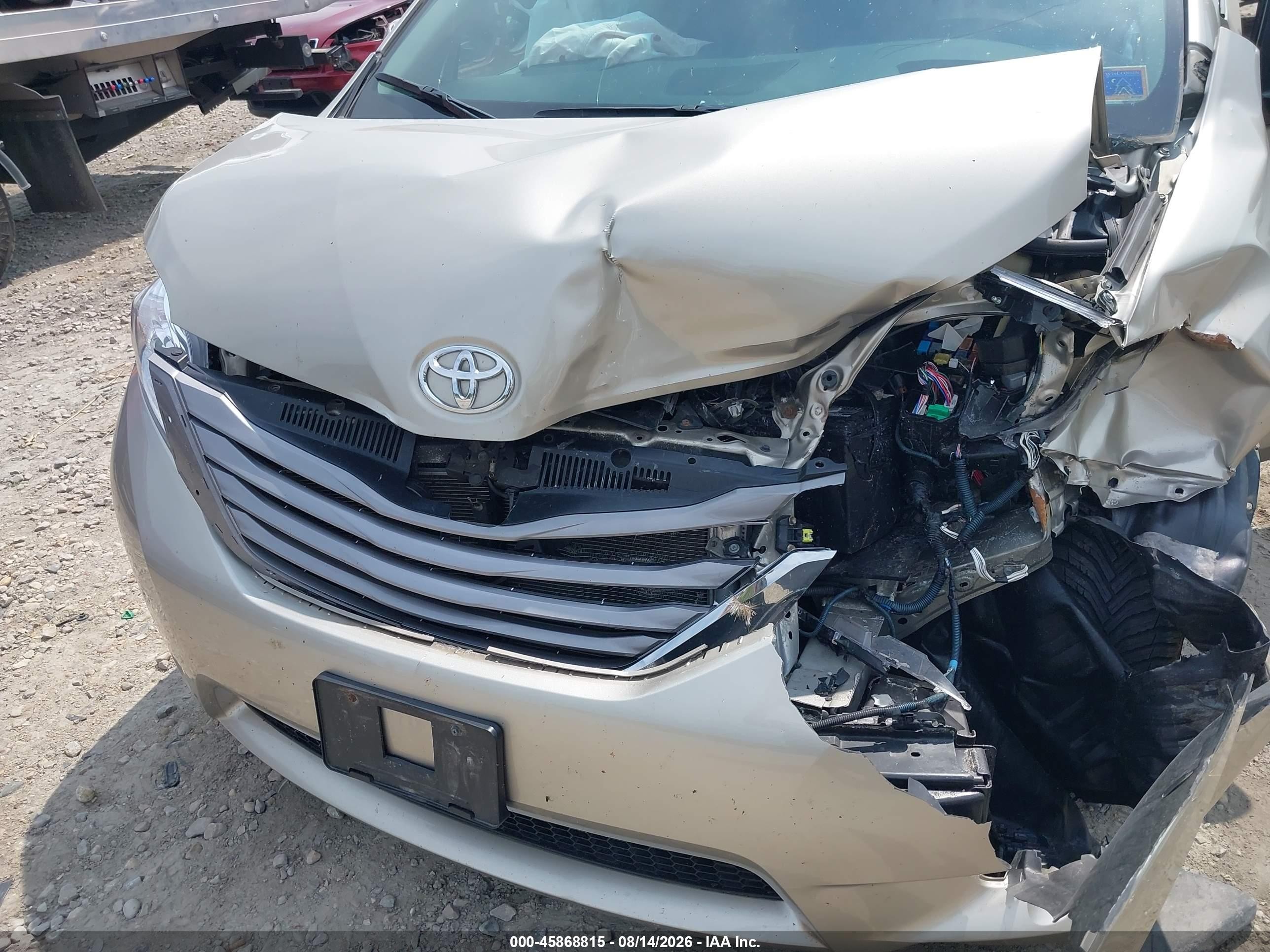 2015 Toyota Sienna Xle 8 Passenger Золотой vin: 5TDYK3DCXFS646154