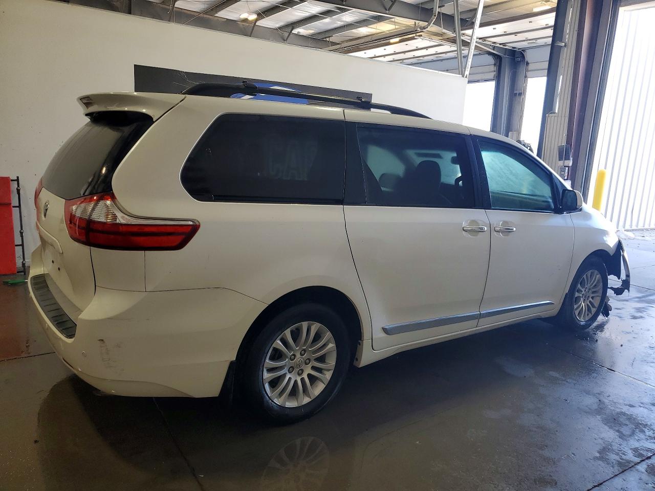 2015 Toyota Sienna Xle Premium 8-passenger White vin: 5TDYK3DCXFS651936