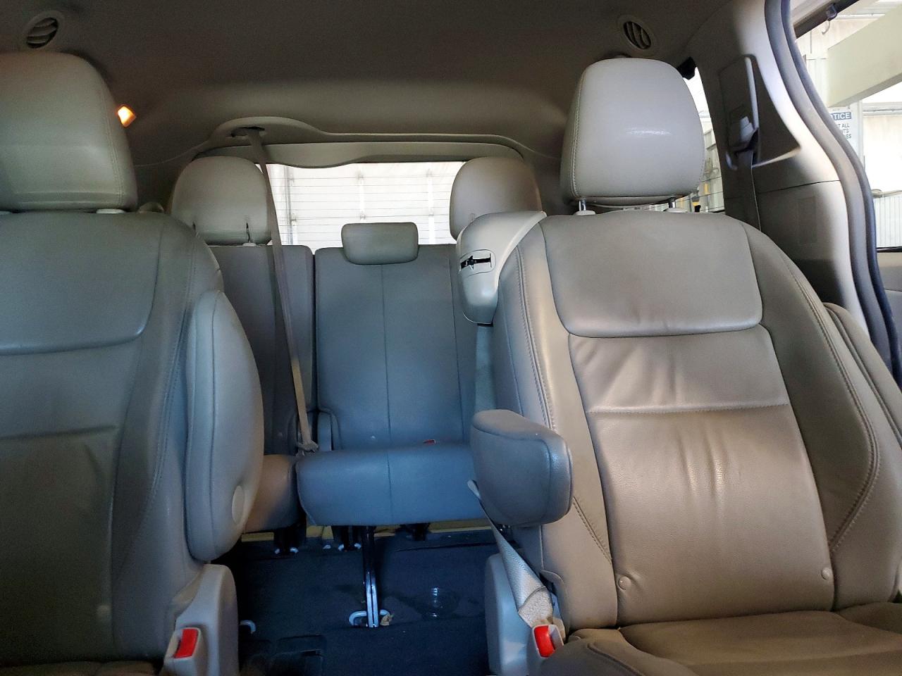 2015 Toyota Sienna Xle Premium 8-passenger White vin: 5TDYK3DCXFS651936