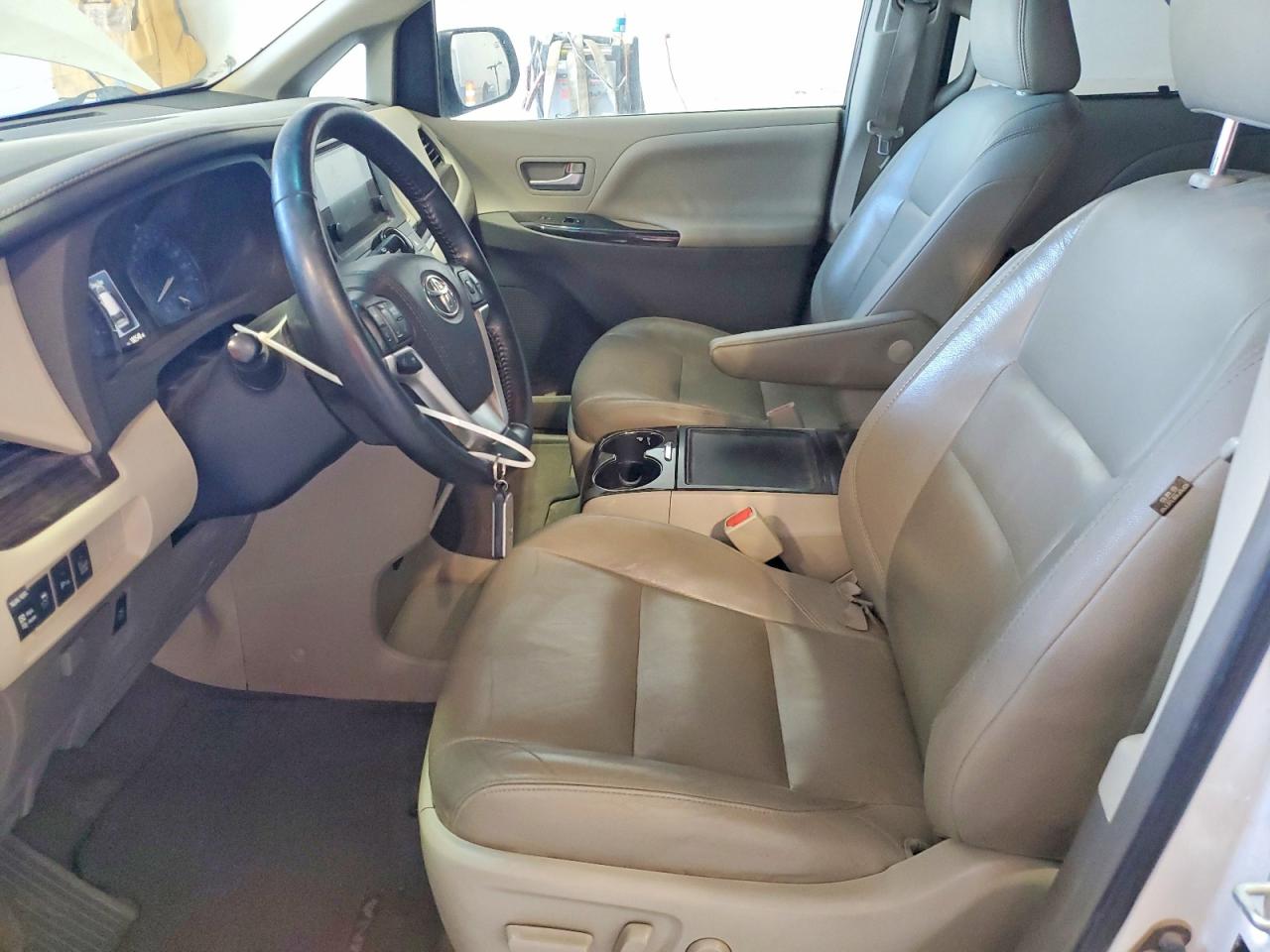 2015 Toyota Sienna Xle Premium 8-passenger White vin: 5TDYK3DCXFS651936