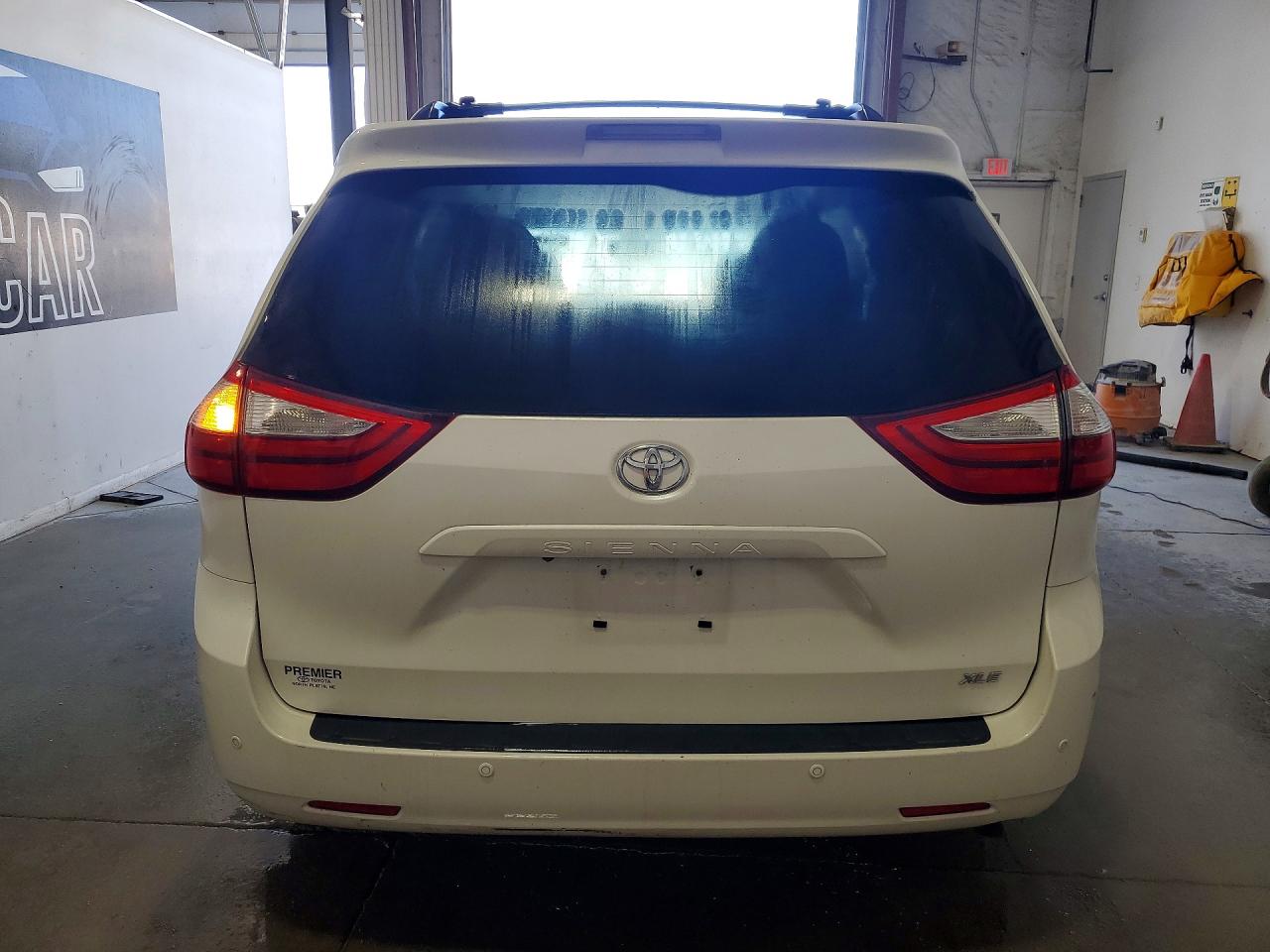 2015 Toyota Sienna Xle Premium 8-passenger White vin: 5TDYK3DCXFS651936