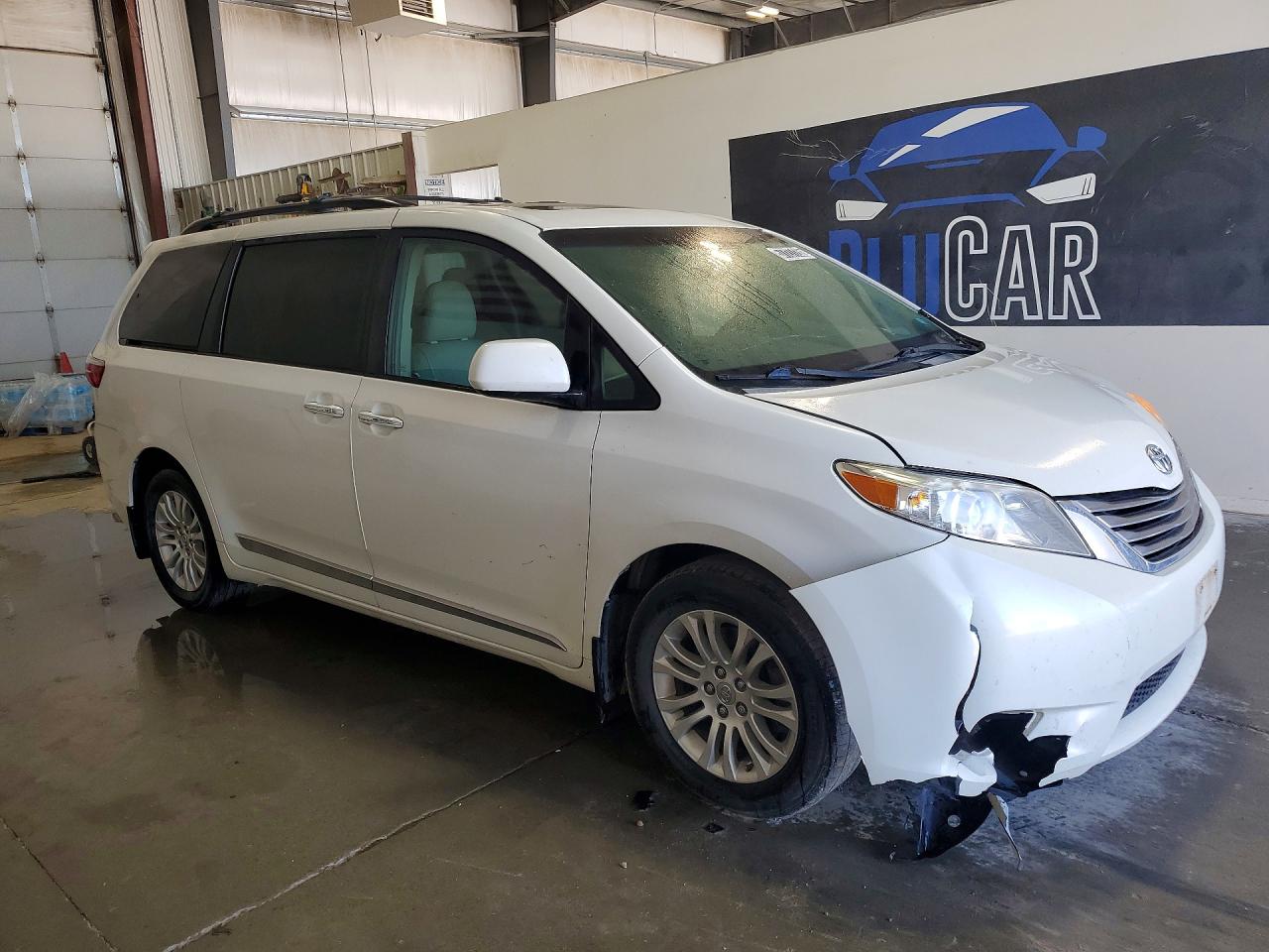 2015 Toyota Sienna Xle Premium 8-passenger White vin: 5TDYK3DCXFS651936