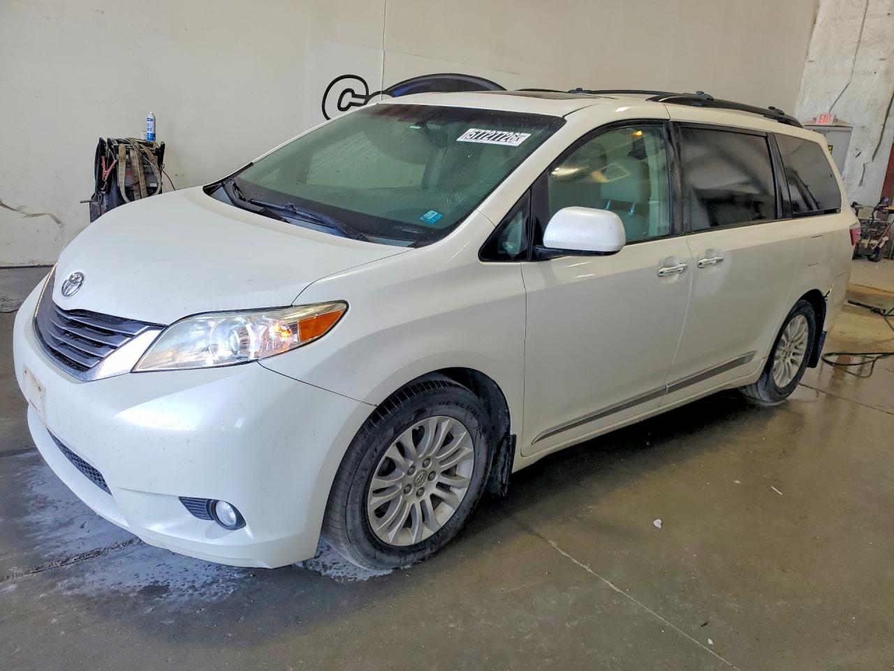 2015 Toyota Sienna Xle Premium 8-passenger White vin: 5TDYK3DCXFS651936