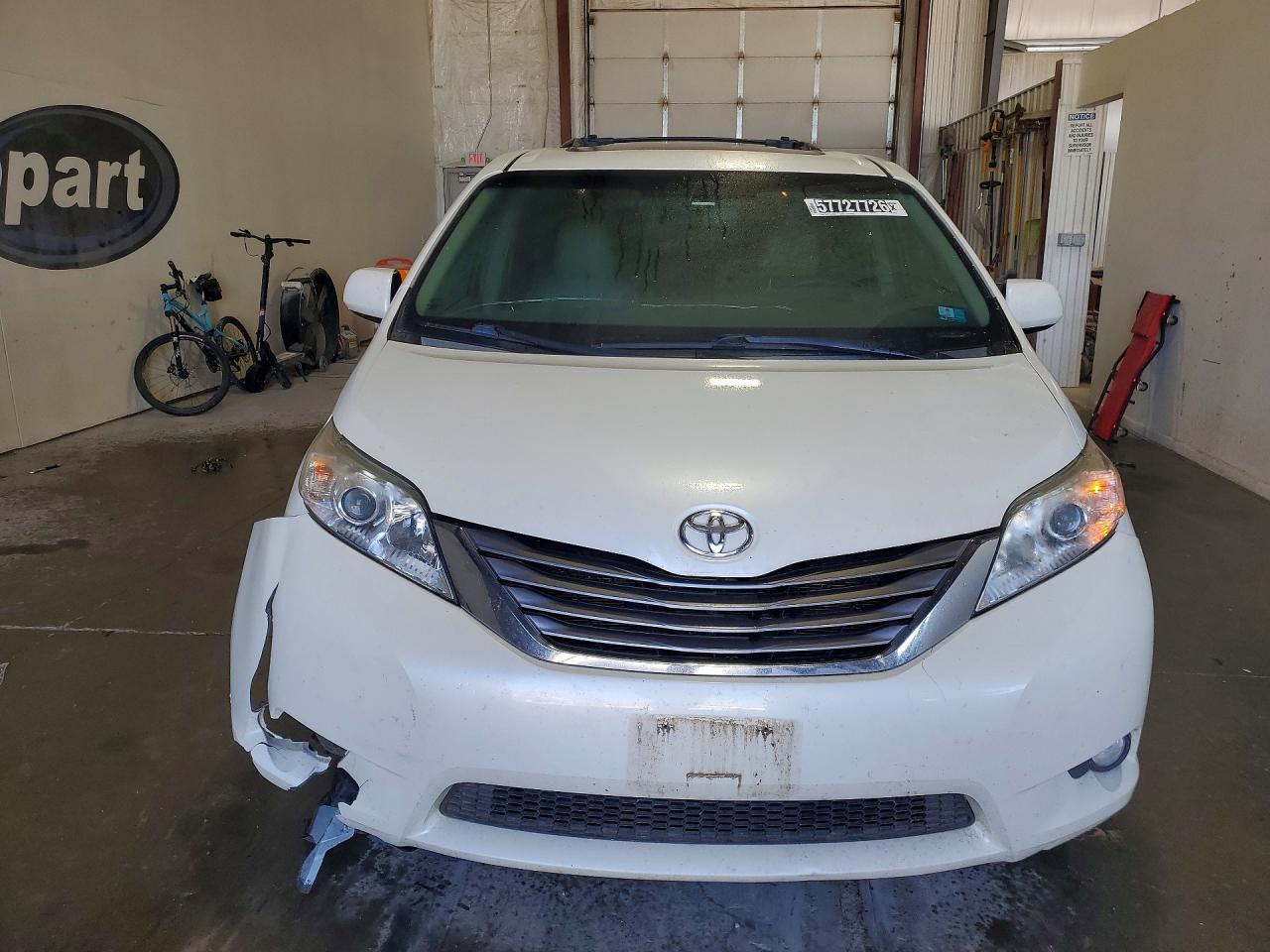 2015 Toyota Sienna Xle Premium 8-passenger White vin: 5TDYK3DCXFS651936