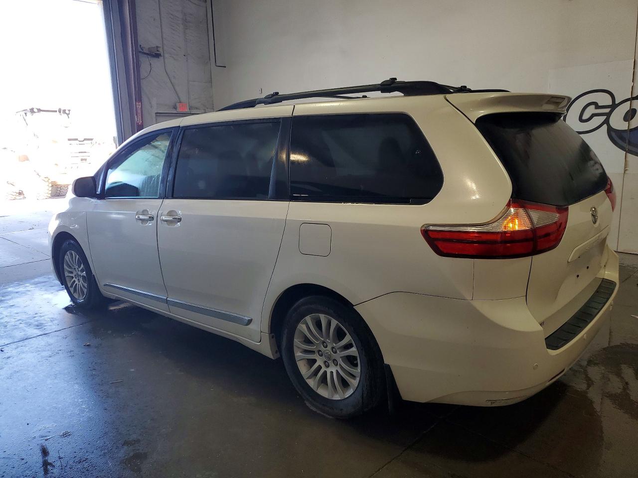 2015 Toyota Sienna Xle Premium 8-passenger White vin: 5TDYK3DCXFS651936