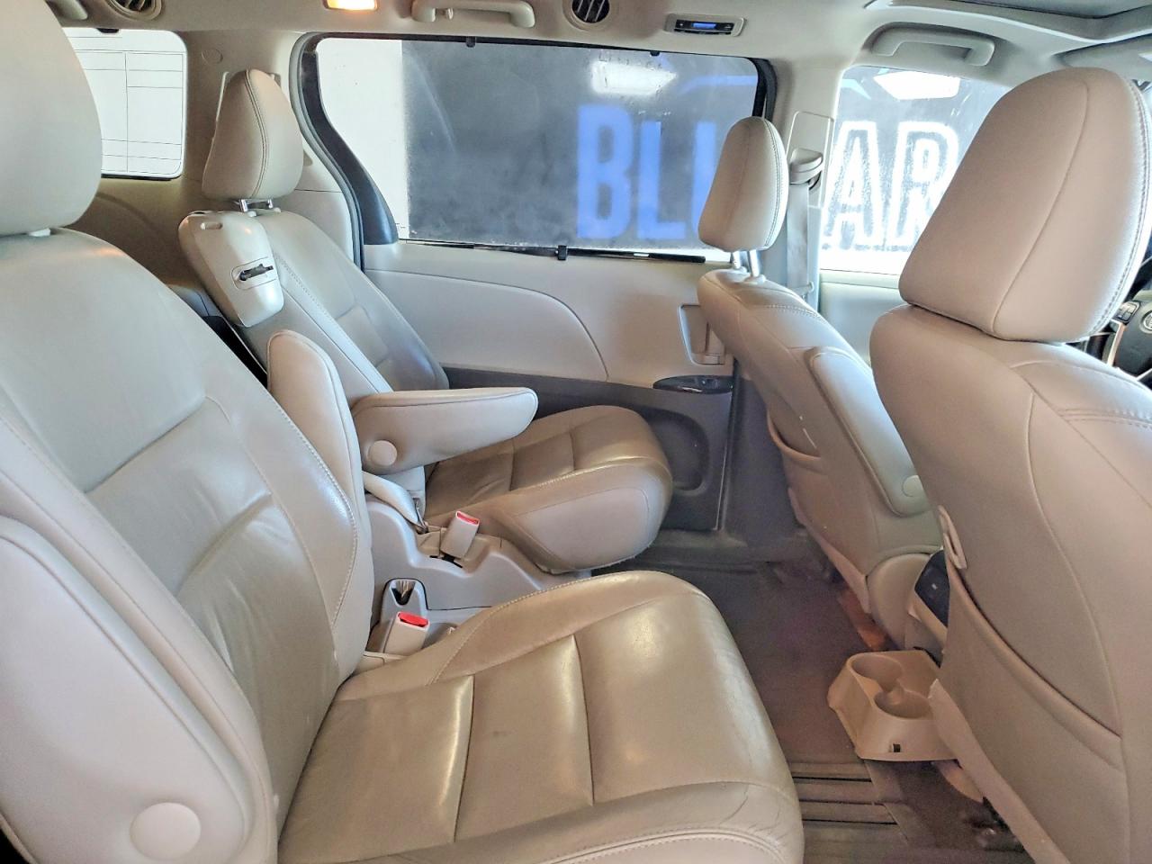 2015 Toyota Sienna Xle Premium 8-passenger White vin: 5TDYK3DCXFS651936