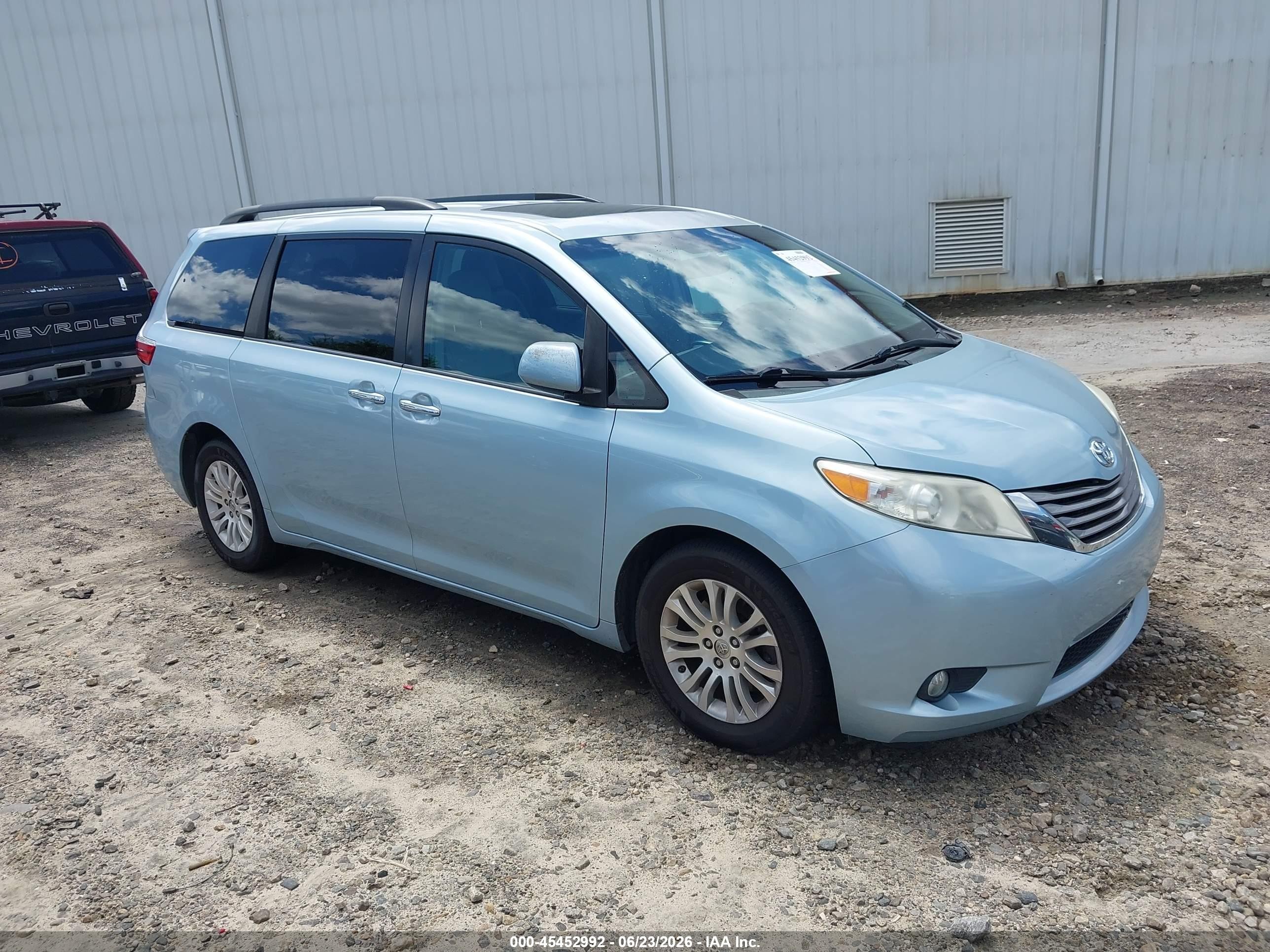 2015 Toyota Sienna Xle 8 Passenger Blue vin: 5TDYK3DCXFS663746
