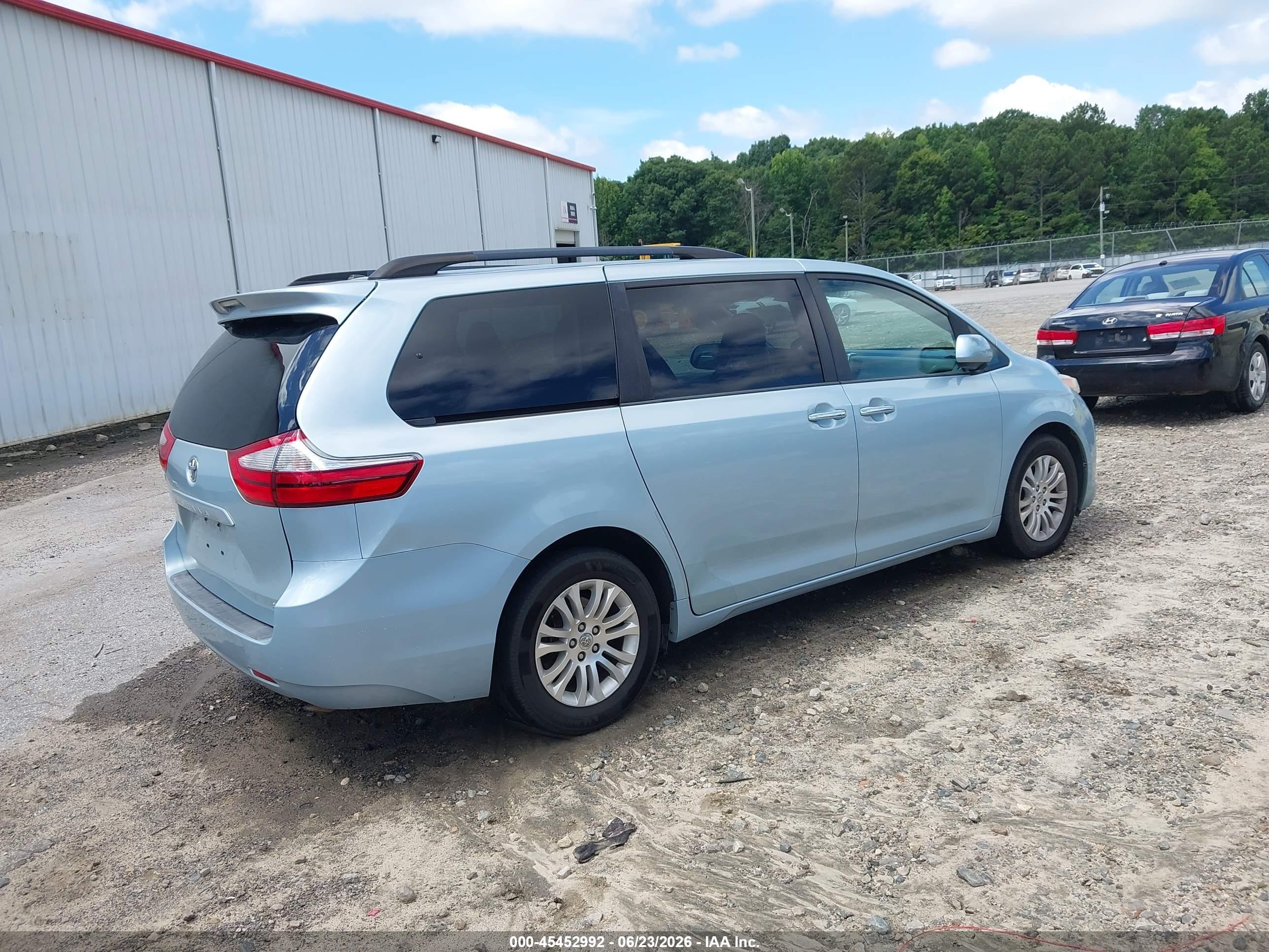 2015 Toyota Sienna Xle 8 Passenger Blue vin: 5TDYK3DCXFS663746