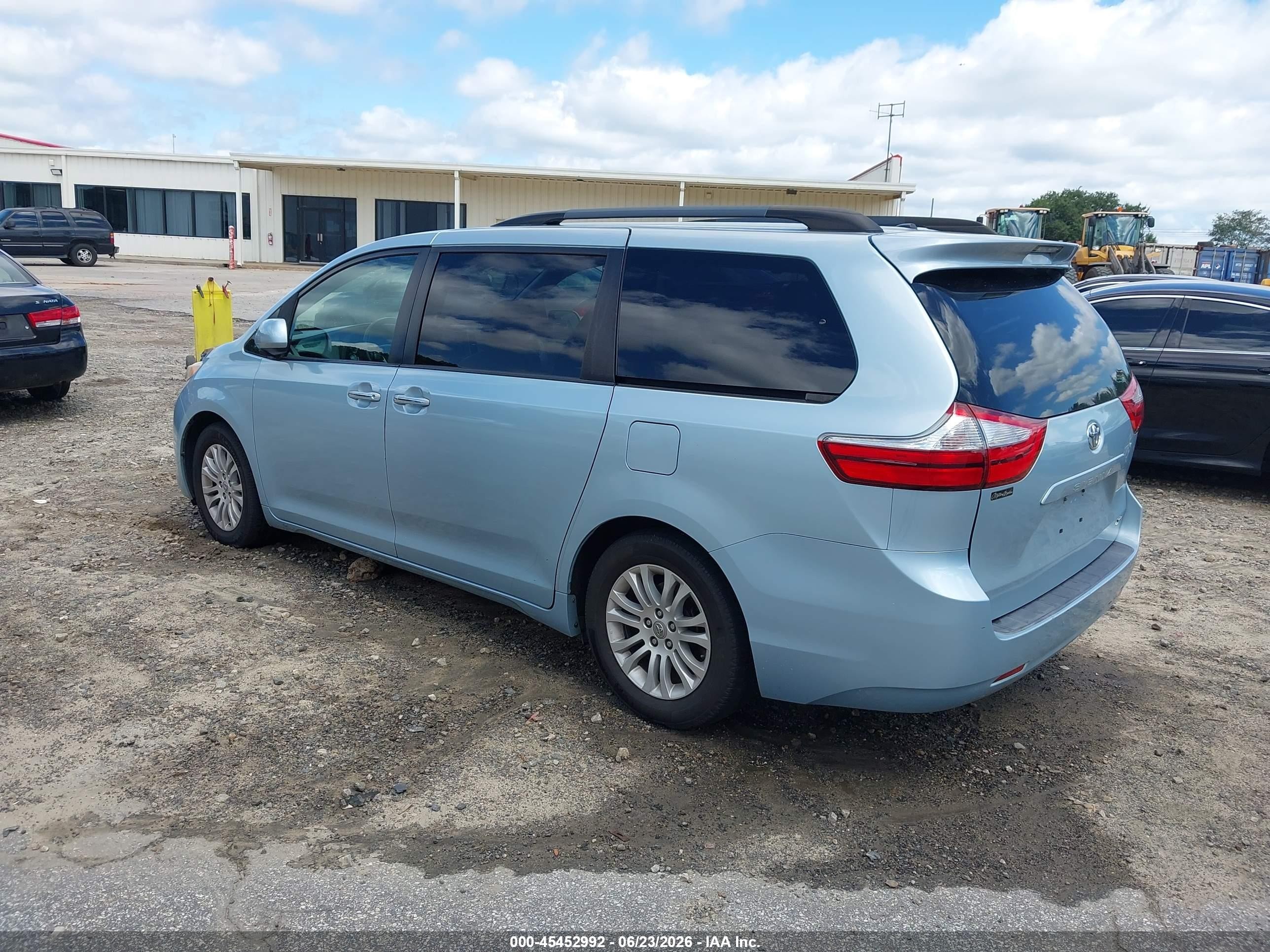 2015 Toyota Sienna Xle 8 Passenger Blue vin: 5TDYK3DCXFS663746
