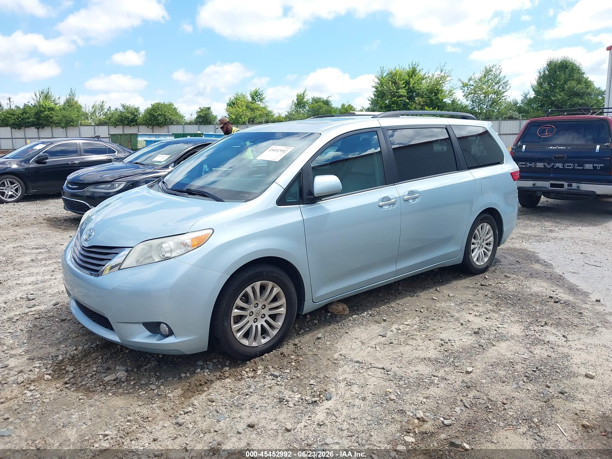 2015 Toyota Sienna Xle 8 Passenger Blue vin: 5TDYK3DCXFS663746