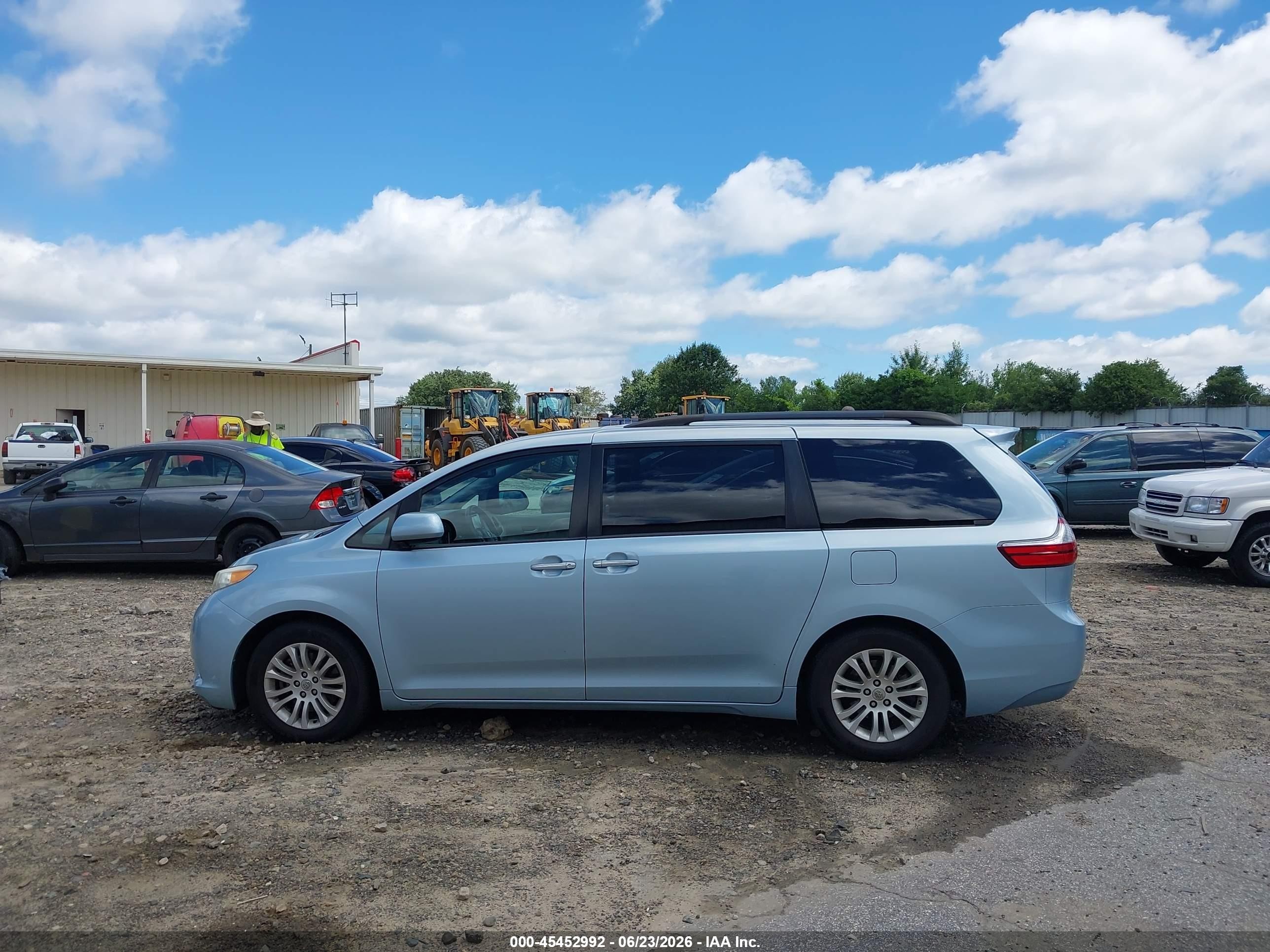 2015 Toyota Sienna Xle 8 Passenger Blue vin: 5TDYK3DCXFS663746