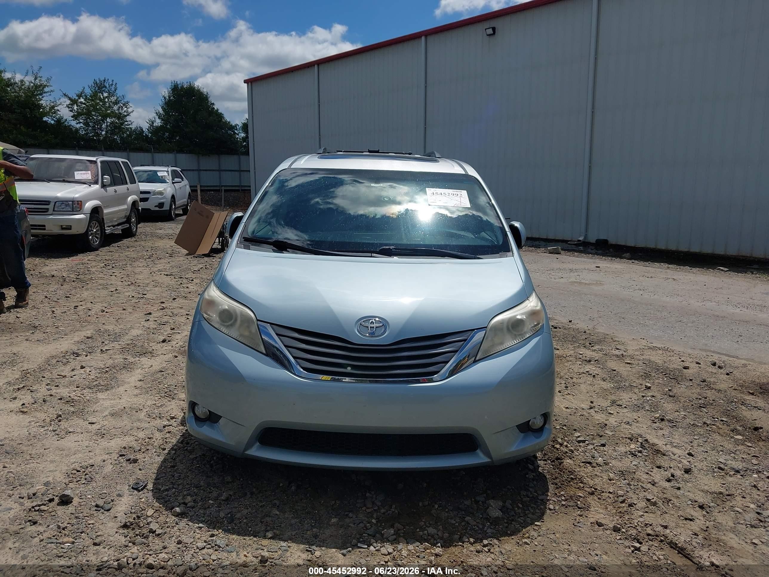 2015 Toyota Sienna Xle 8 Passenger Blue vin: 5TDYK3DCXFS663746