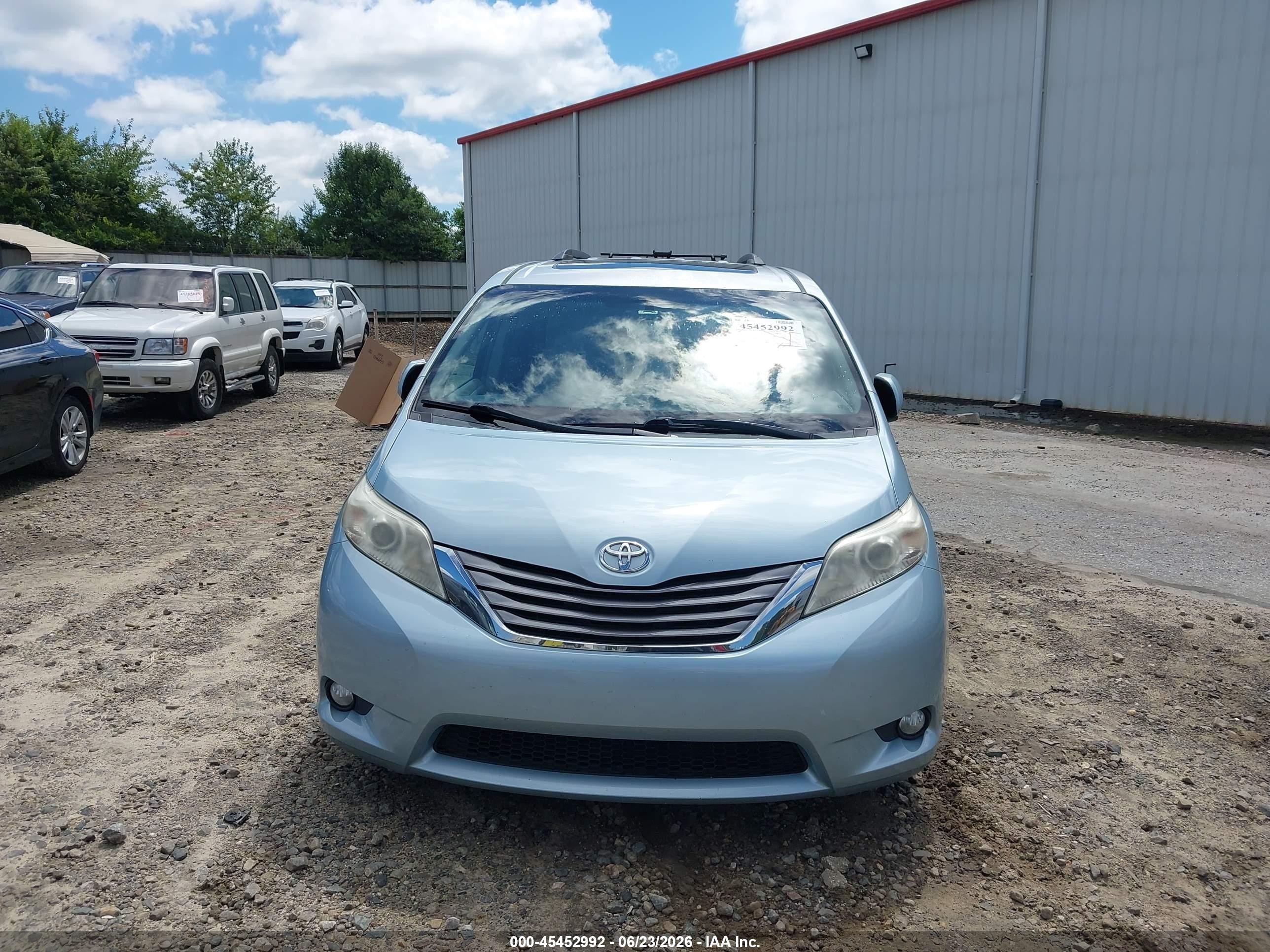 2015 Toyota Sienna Xle 8 Passenger Blue vin: 5TDYK3DCXFS663746