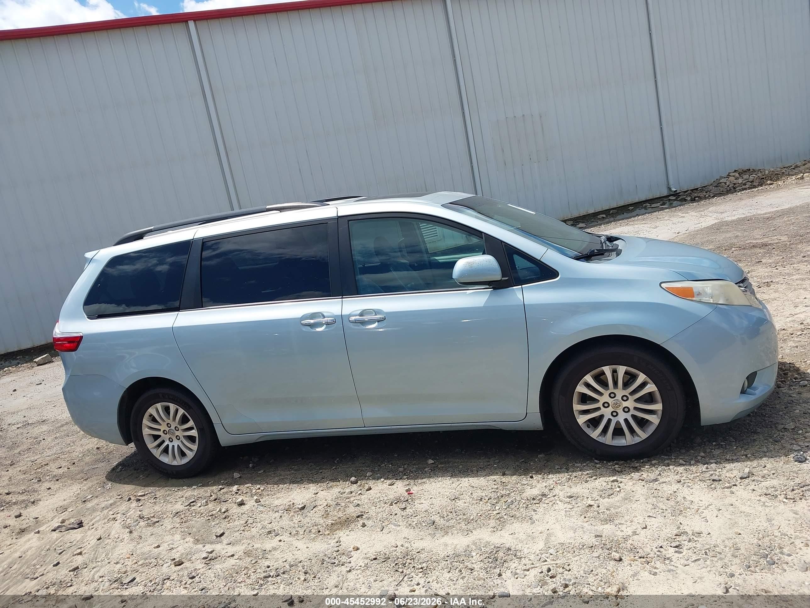 2015 Toyota Sienna Xle 8 Passenger Blue vin: 5TDYK3DCXFS663746