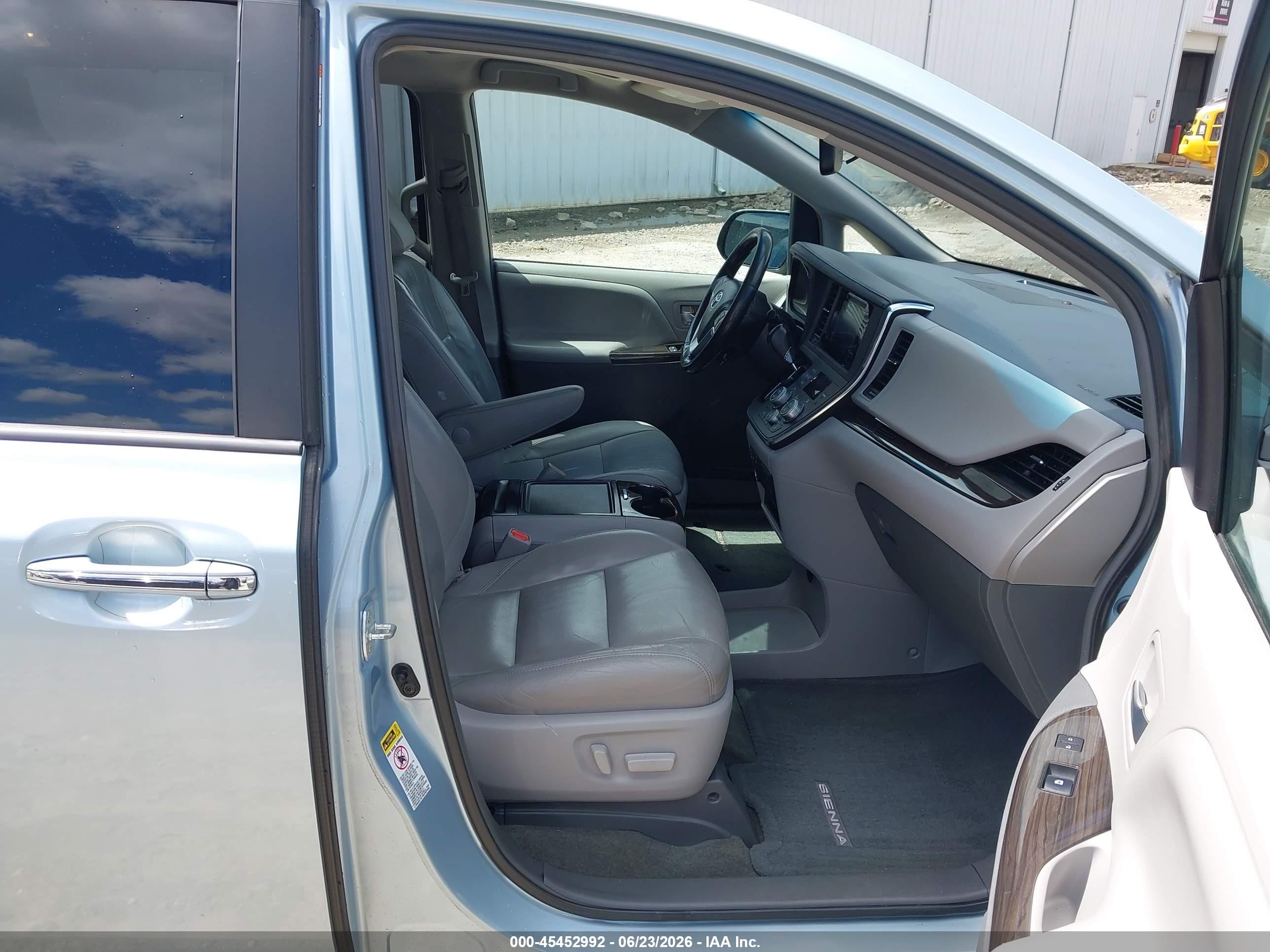 2015 Toyota Sienna Xle 8 Passenger Blue vin: 5TDYK3DCXFS663746