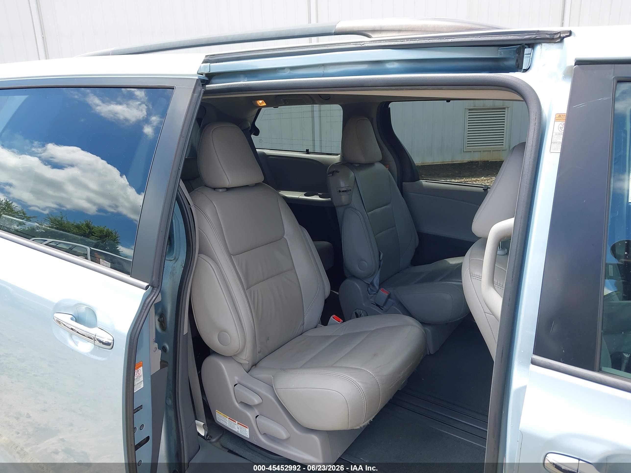 2015 Toyota Sienna Xle 8 Passenger Blue vin: 5TDYK3DCXFS663746