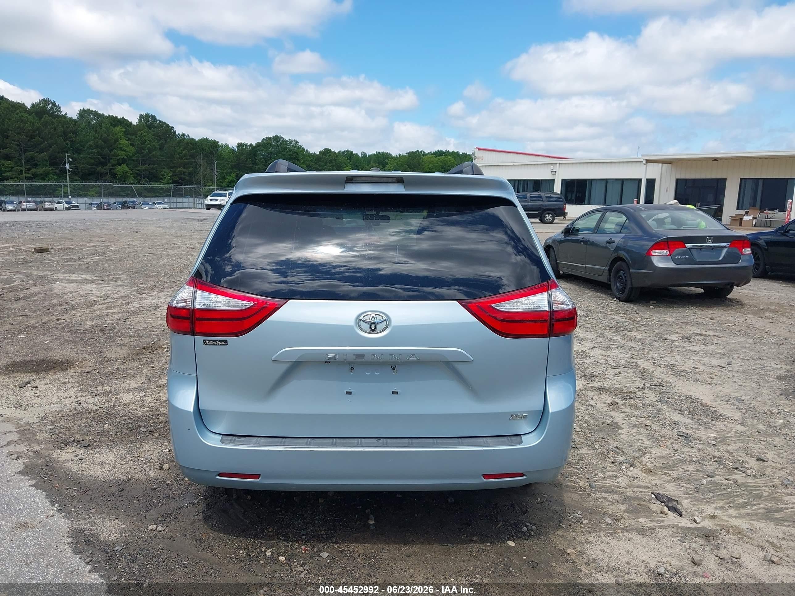 2015 Toyota Sienna Xle 8 Passenger Blue vin: 5TDYK3DCXFS663746