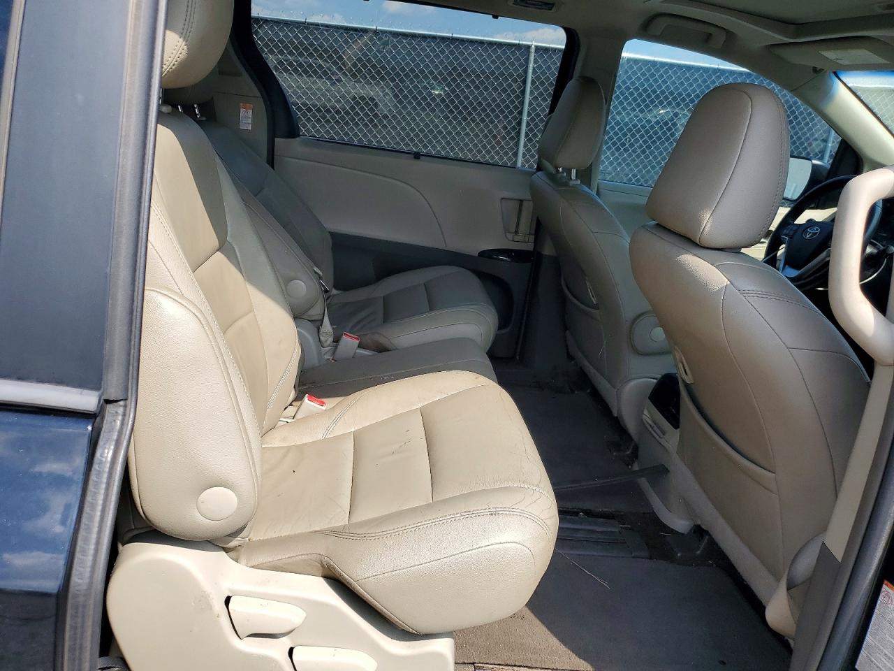 2015 Toyota Sienna Xle 8-passenger Черный vin: 5TDYK3DCXFS668526