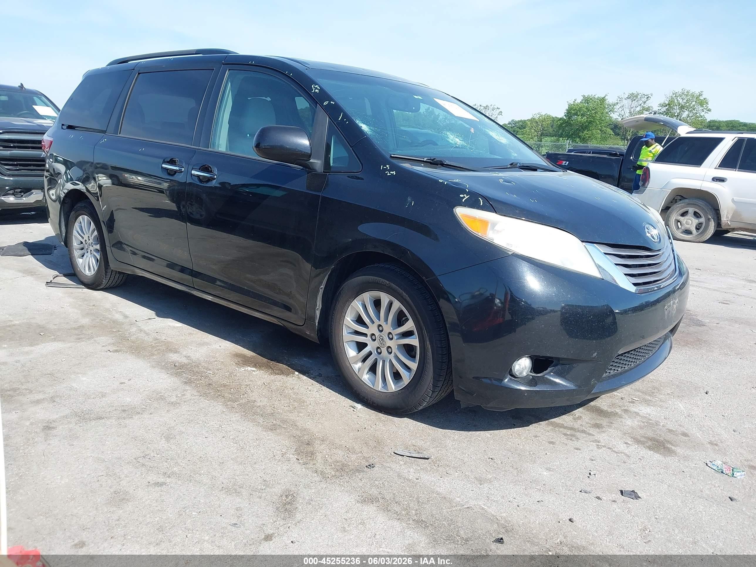 2015 Toyota Sienna Xle 8 Passenger Black vin: 5TDYK3DCXFS669370
