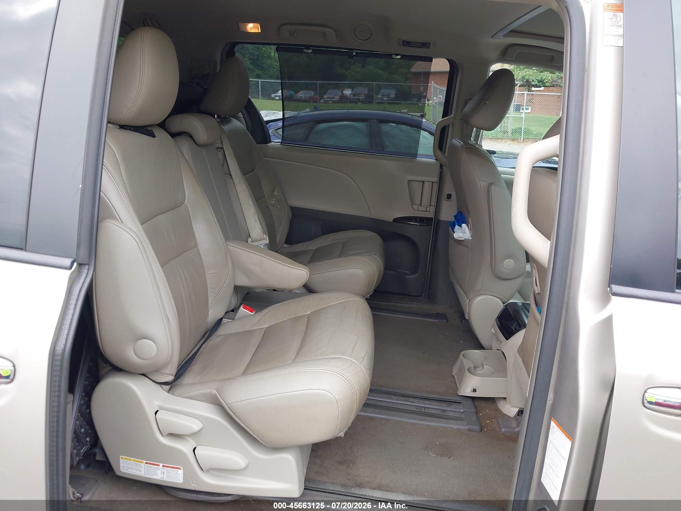 2015 Toyota Sienna Xle 8 Passenger Silver vin: 5TDYK3DCXFS683236