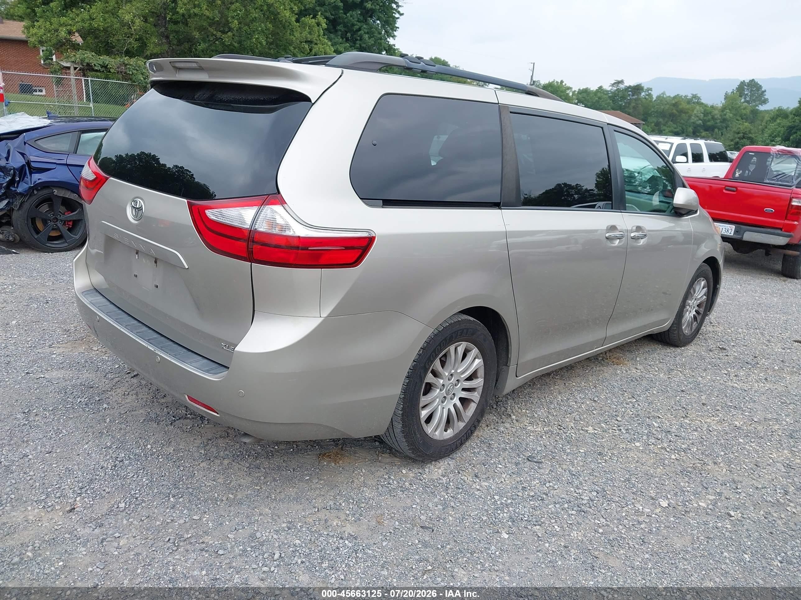 2015 Toyota Sienna Xle 8 Passenger Silver vin: 5TDYK3DCXFS683236