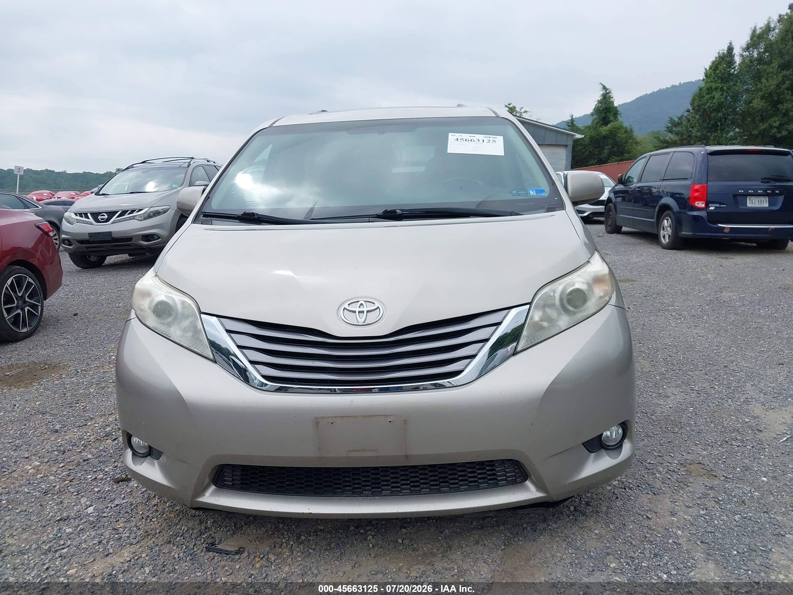 2015 Toyota Sienna Xle 8 Passenger Silver vin: 5TDYK3DCXFS683236