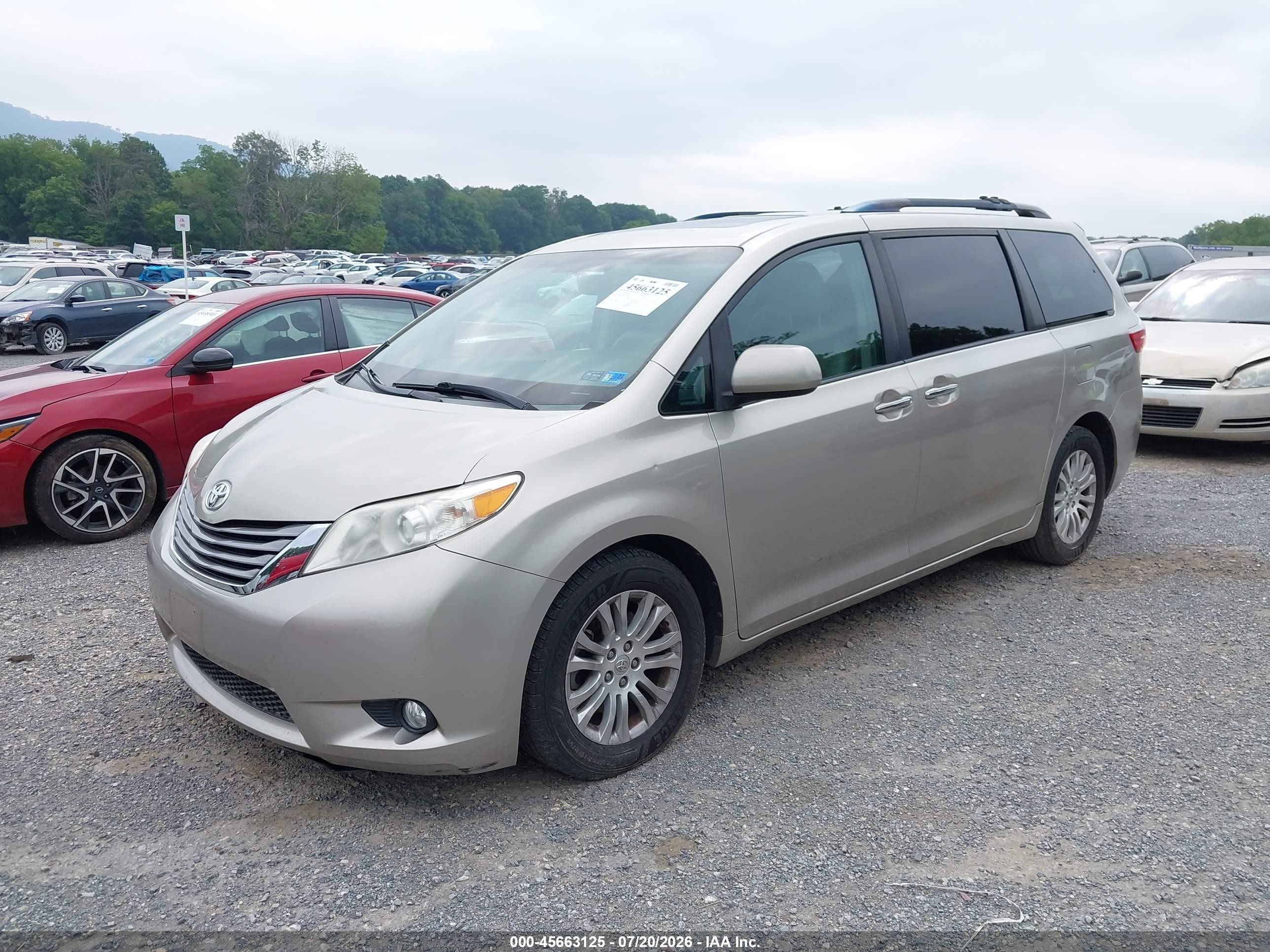 2015 Toyota Sienna Xle 8 Passenger Silver vin: 5TDYK3DCXFS683236