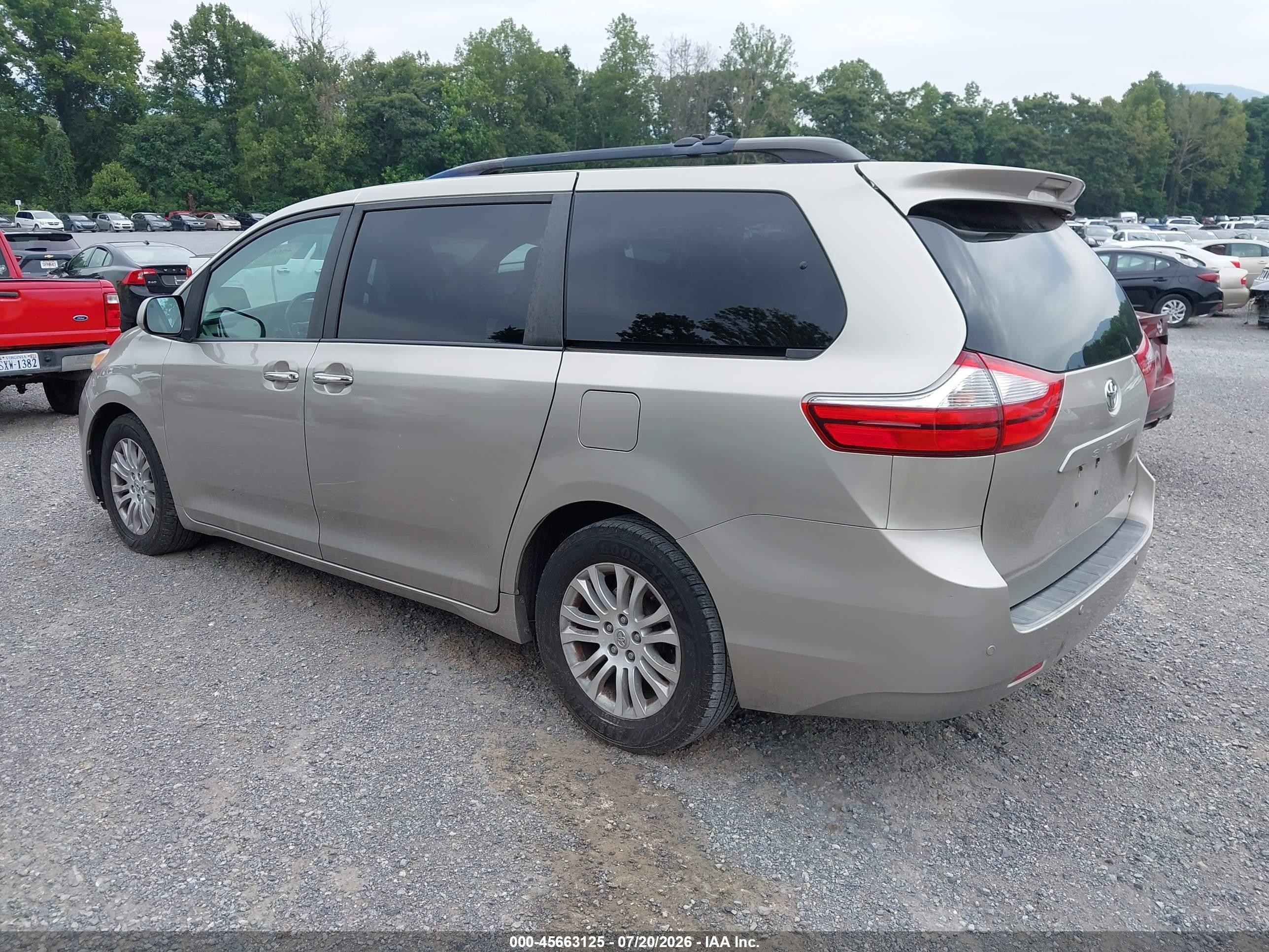 2015 Toyota Sienna Xle 8 Passenger Silver vin: 5TDYK3DCXFS683236