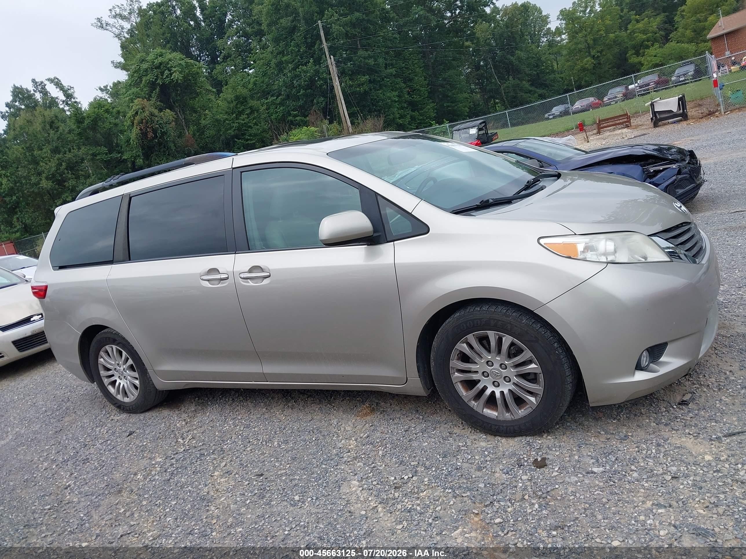 2015 Toyota Sienna Xle 8 Passenger Silver vin: 5TDYK3DCXFS683236