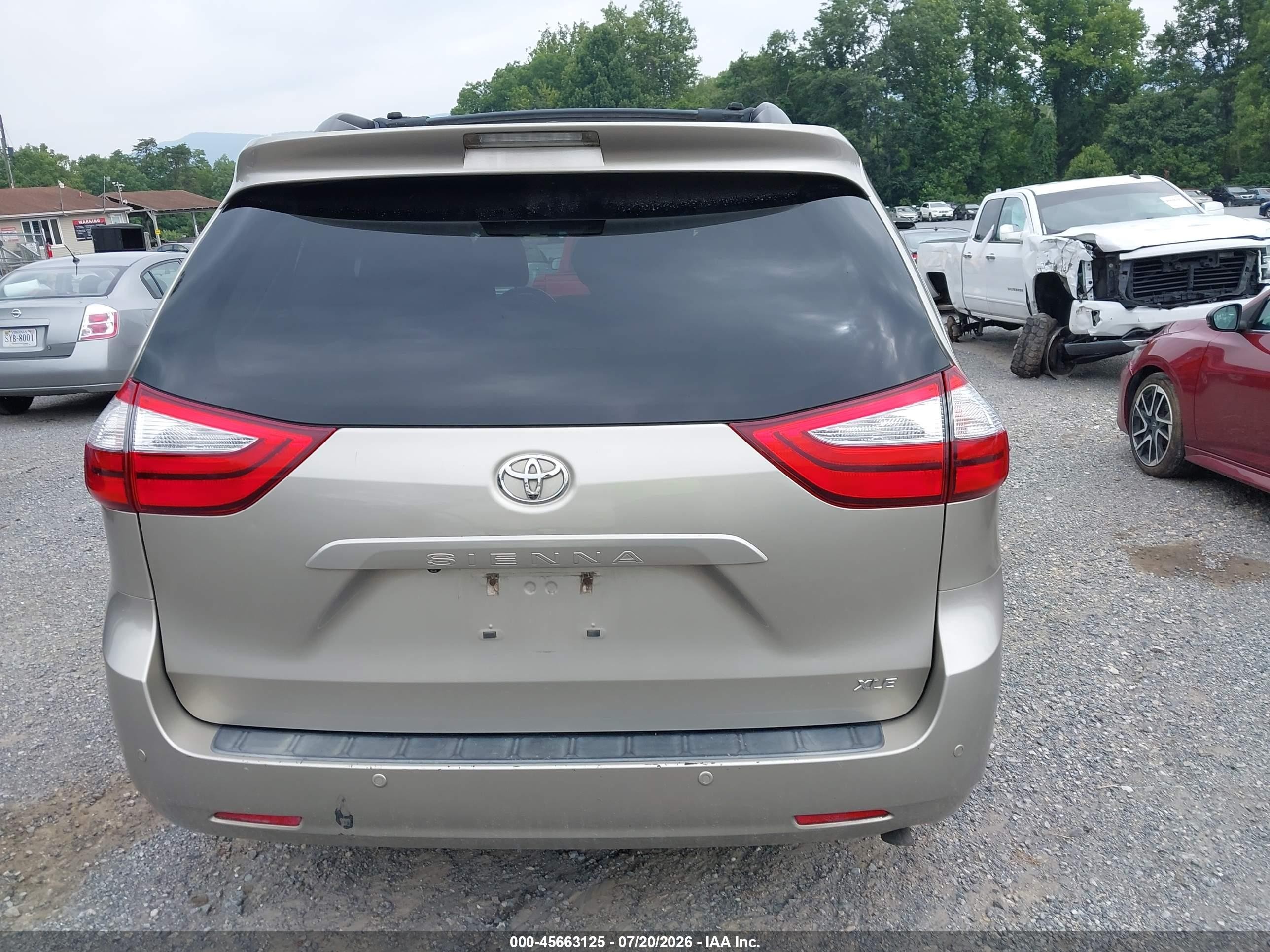 2015 Toyota Sienna Xle 8 Passenger Silver vin: 5TDYK3DCXFS683236