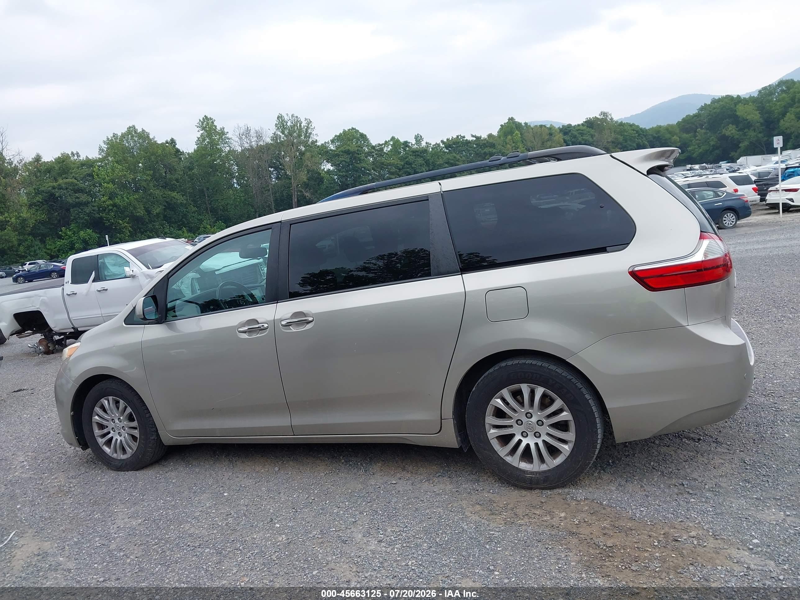 2015 Toyota Sienna Xle 8 Passenger Silver vin: 5TDYK3DCXFS683236
