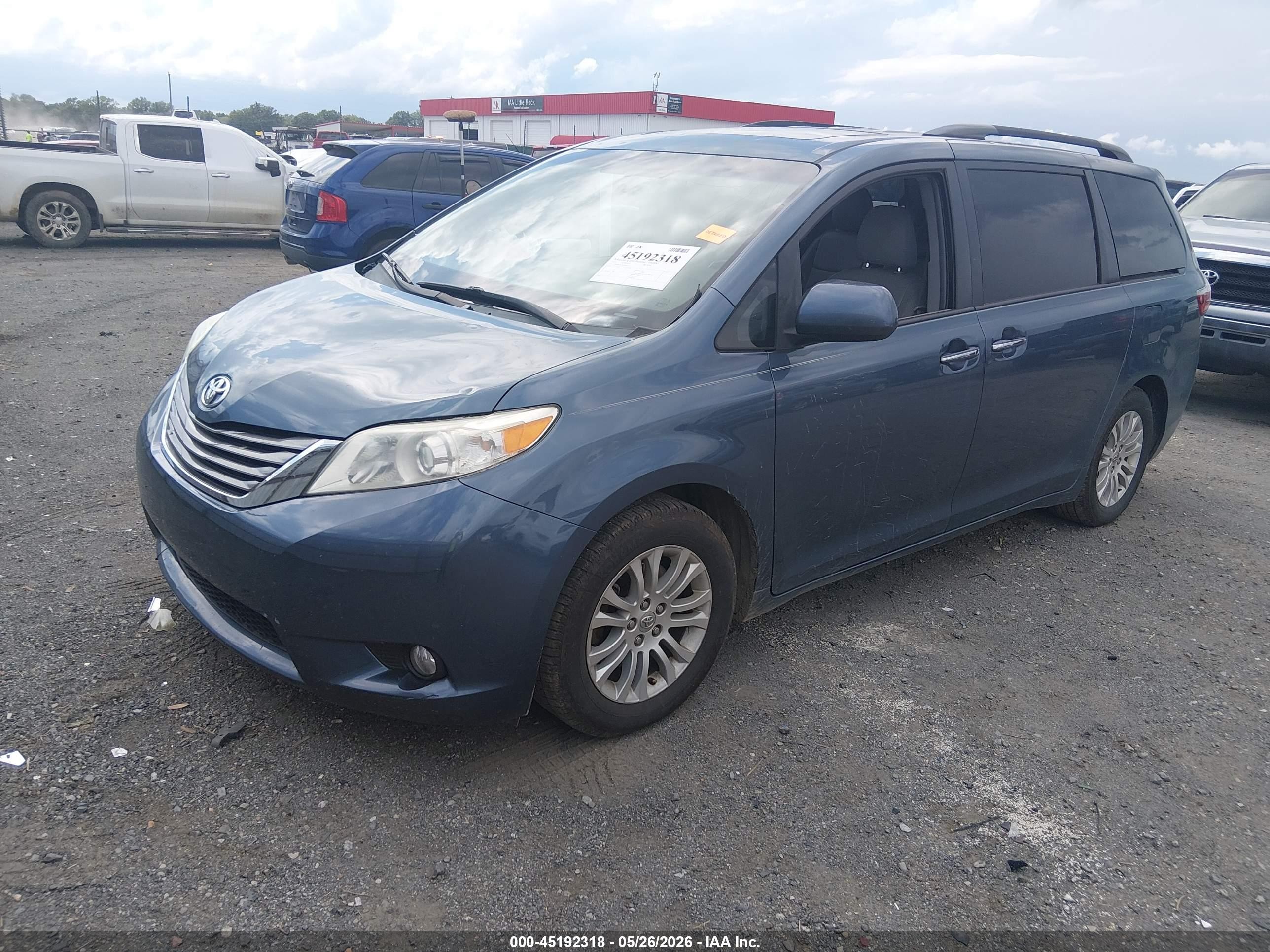 2015 Toyota Sienna Xle 8 Passenger Blue vin: 5TDYK3DCXFS684953
