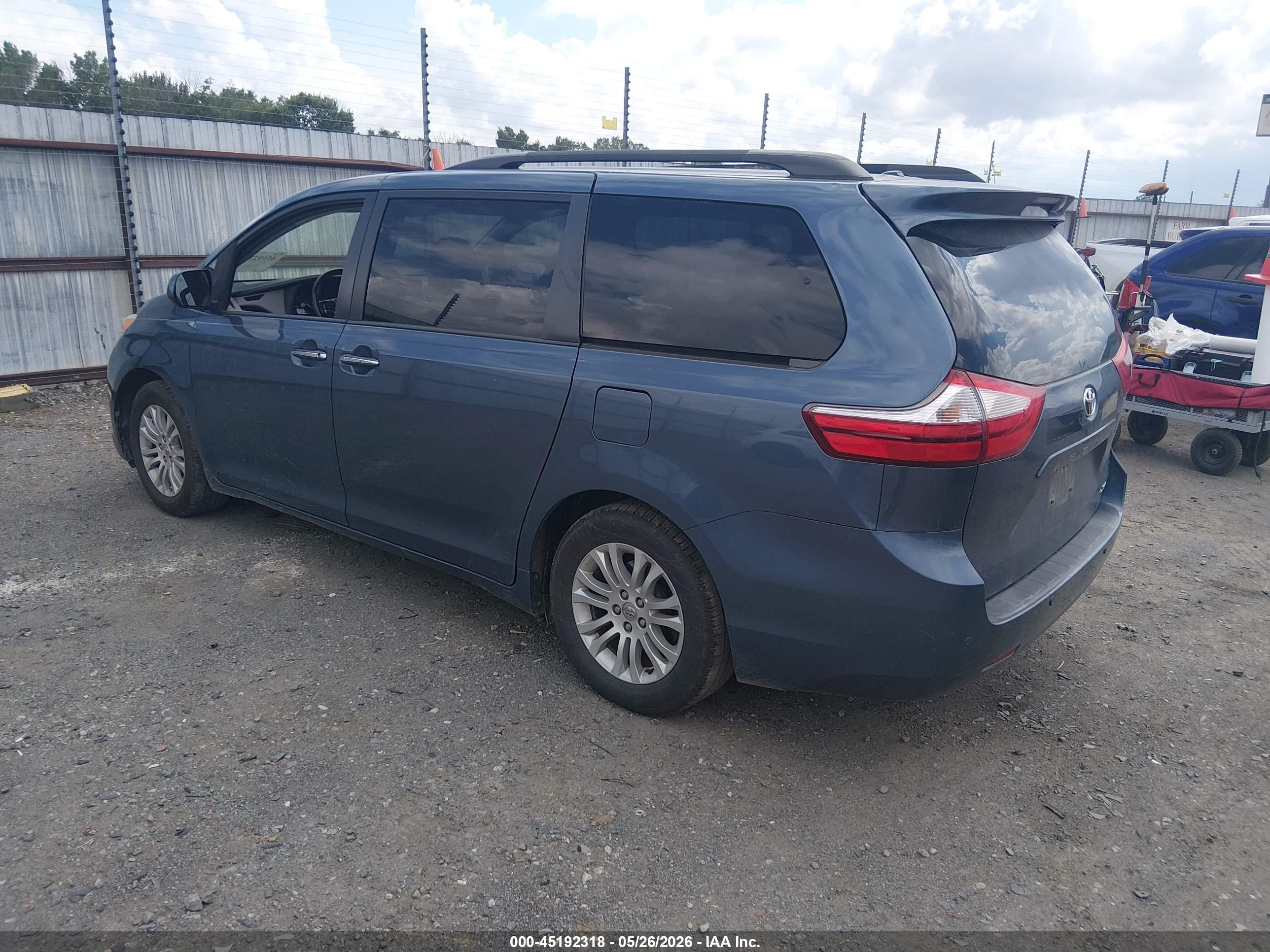 2015 Toyota Sienna Xle 8 Passenger Blue vin: 5TDYK3DCXFS684953