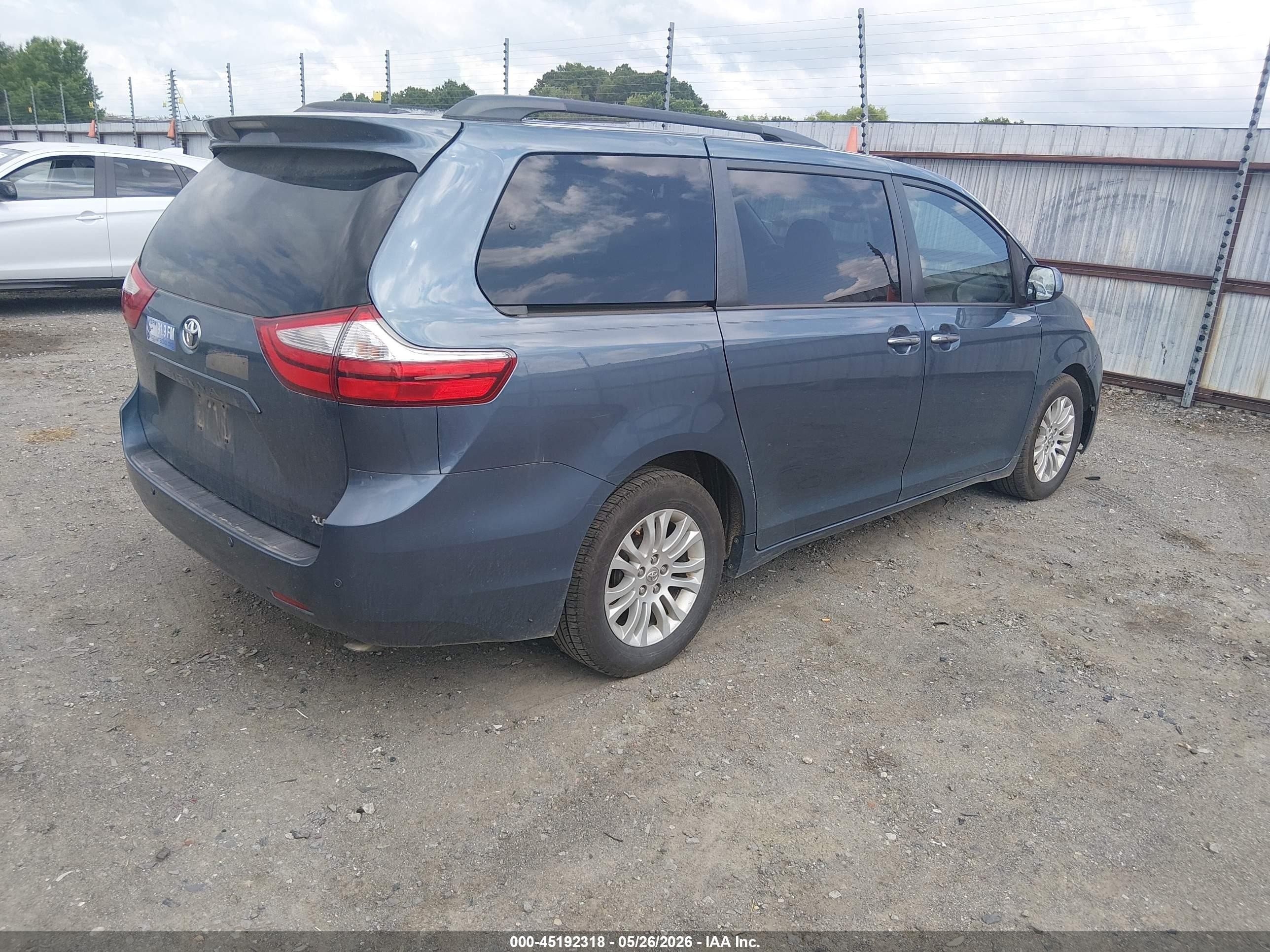 2015 Toyota Sienna Xle 8 Passenger Blue vin: 5TDYK3DCXFS684953
