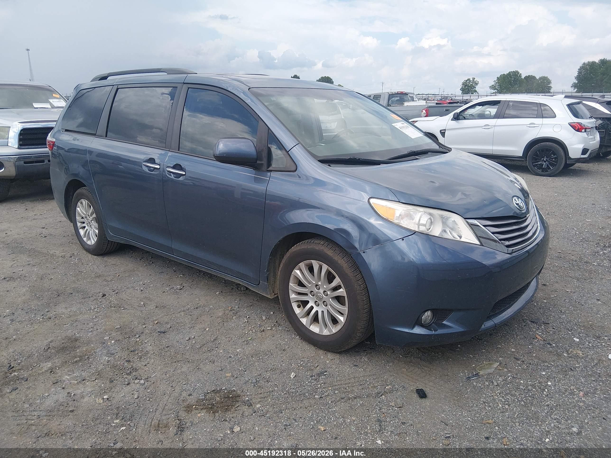 2015 Toyota Sienna Xle 8 Passenger Blue vin: 5TDYK3DCXFS684953