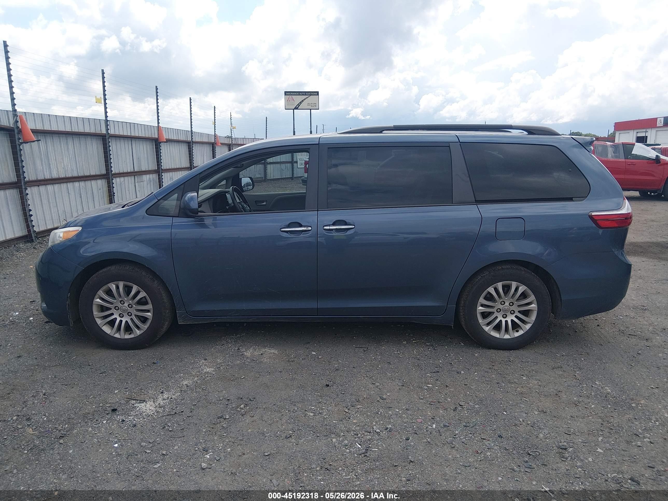 2015 Toyota Sienna Xle 8 Passenger Blue vin: 5TDYK3DCXFS684953