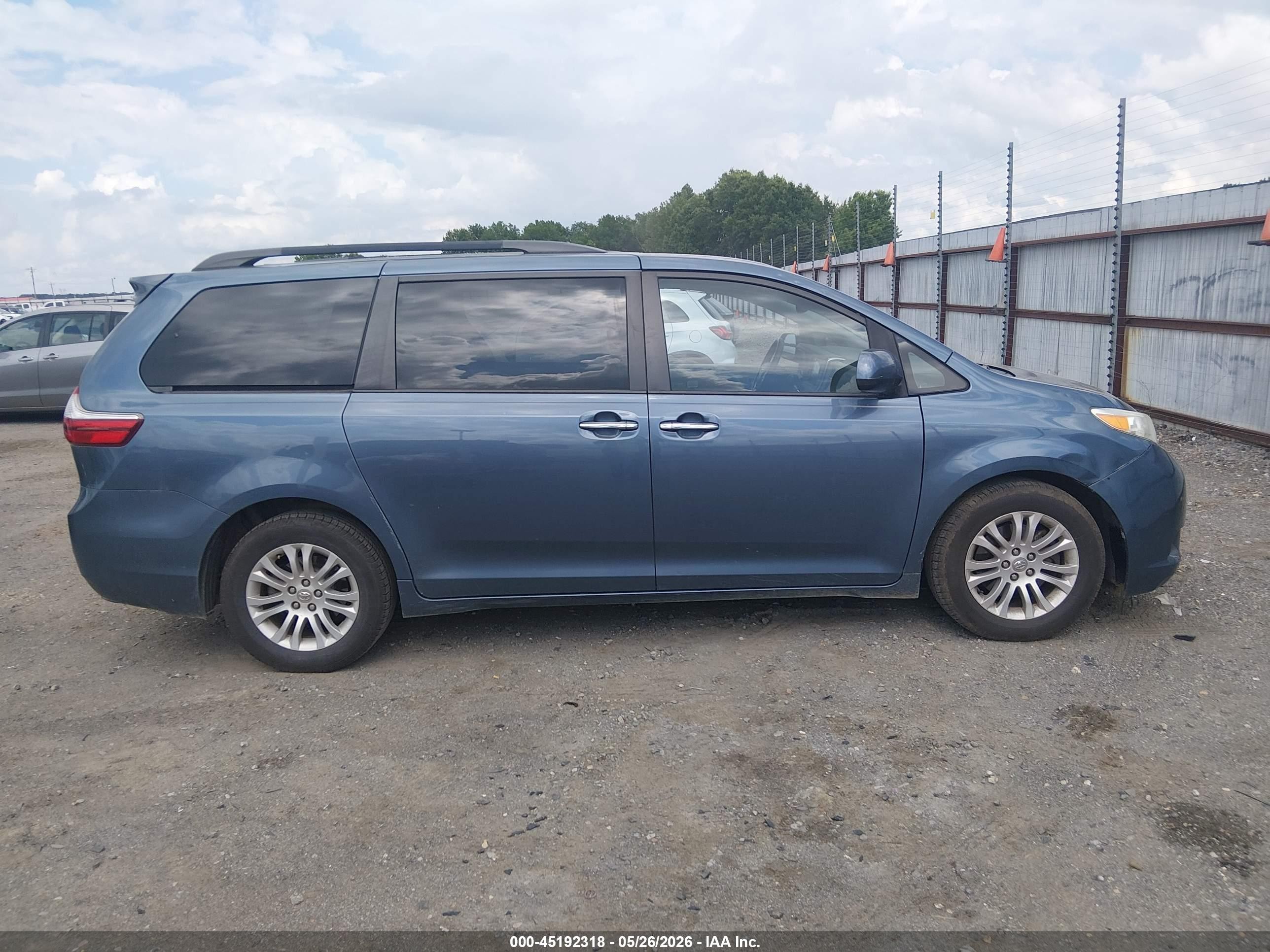 2015 Toyota Sienna Xle 8 Passenger Blue vin: 5TDYK3DCXFS684953