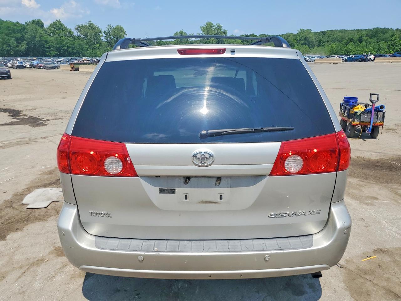2010 Toyota Sienna Xle Silver vin: 5TDYK4CC0AS334375