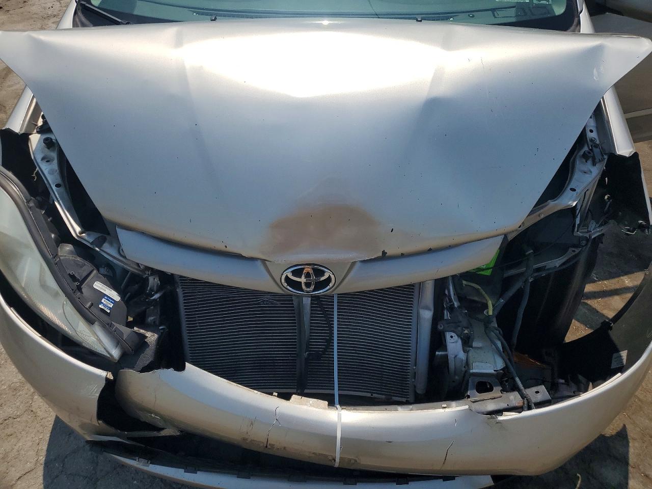 2010 Toyota Sienna Xle Silver vin: 5TDYK4CC0AS334375