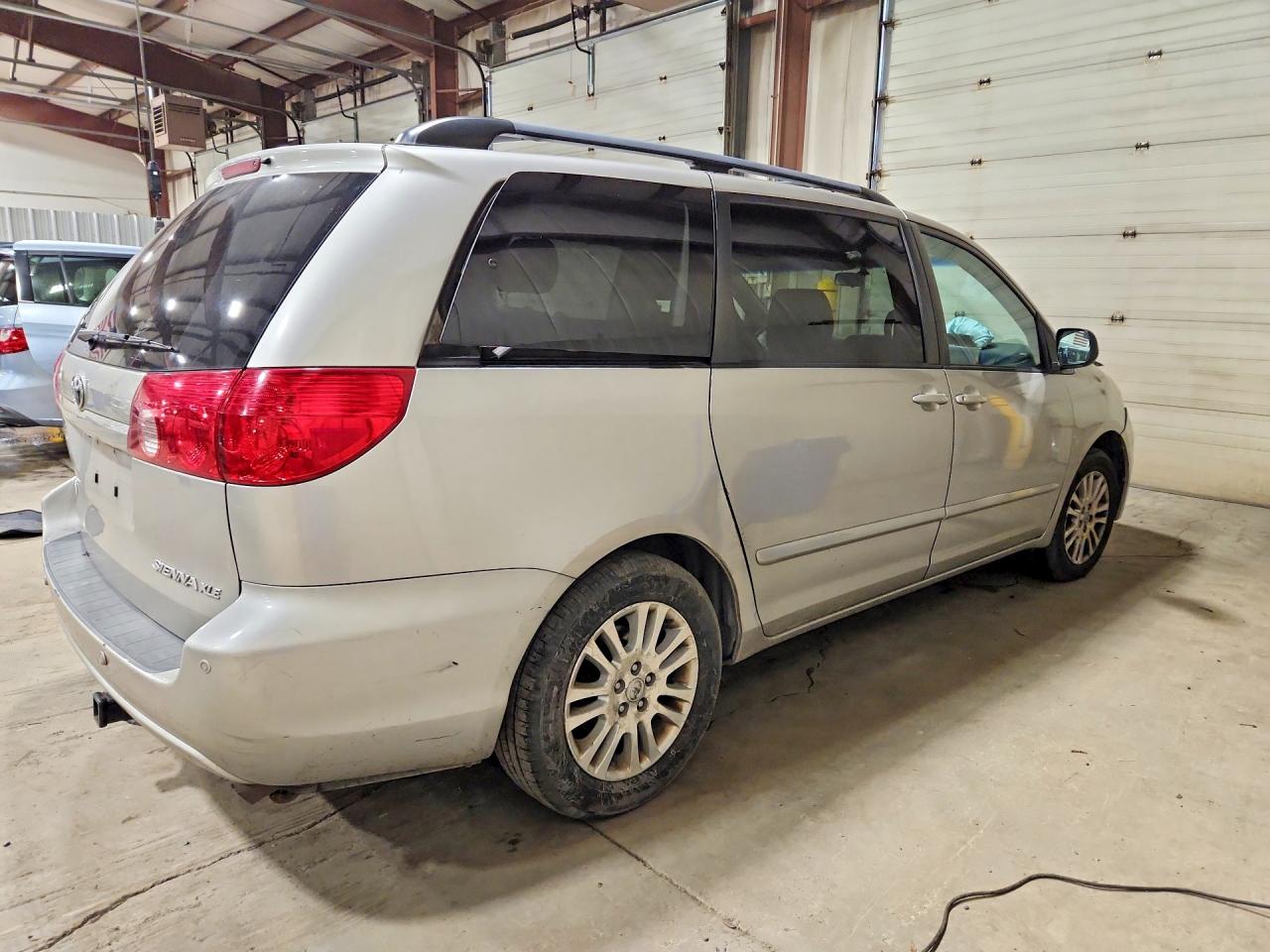 2010 Toyota Sienna Xle Silver vin: 5TDYK4CC1AS327046