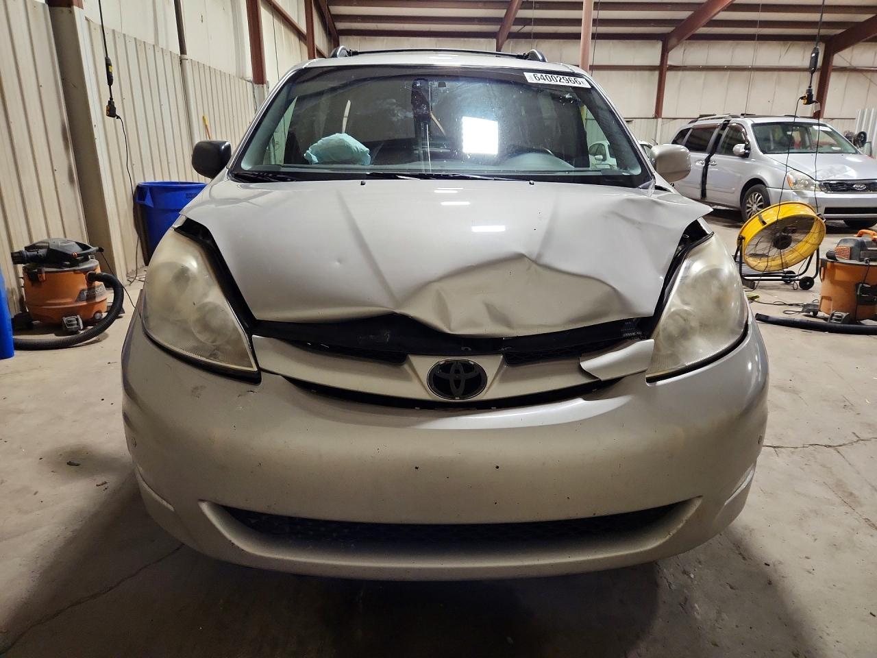 2010 Toyota Sienna Xle Silver vin: 5TDYK4CC1AS327046