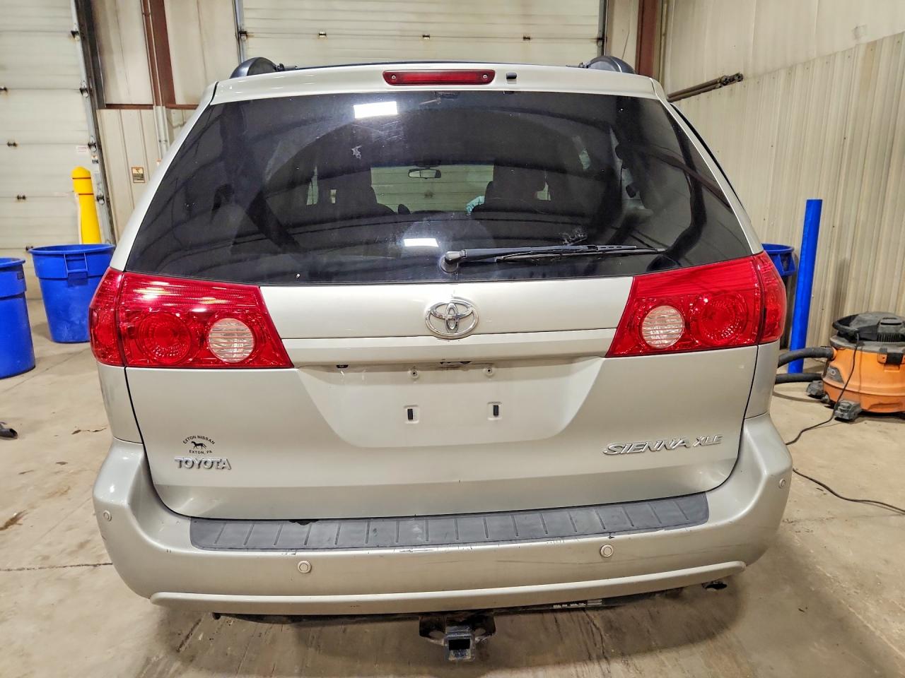 2010 Toyota Sienna Xle Silver vin: 5TDYK4CC1AS327046