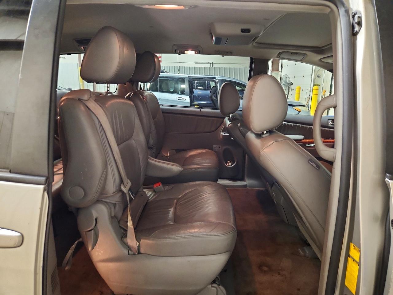2010 Toyota Sienna Xle Silver vin: 5TDYK4CC1AS327046